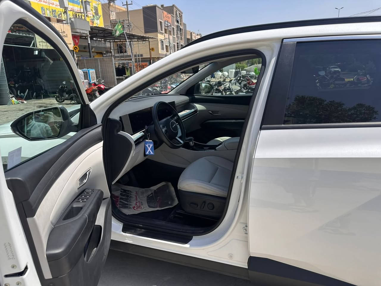 هيونداي توسان 2025 sel sport وارد امريكي دخول جديد 
السيارة فول مواصفات ماشية 21 الف محرك 2500 بانزين
-فتحة 
-شاشة متصلة
-فور ويل
-اربعة انظمة قيادة 
-تحكمات ستيرن
-سياقة ذاتية 
-كير 8 سرعات اوتو هولد بريك دكمة واطفاء وتشغيل ذاتي اوتو ستوب
-داخل جلد ملكي كشن وجنطة كهرباء 
هواية بيها مواصفات 
حادثها تبديل بنيد فقط نفس لون مصلحة كاملة السيارة 
مكان السيارة بغداد السعر 186 بيها مجال بدون رقم السيارة .
اعتذر عن المراوس 
للاستفسار الاتصال 
*********** بغداد, العراق
