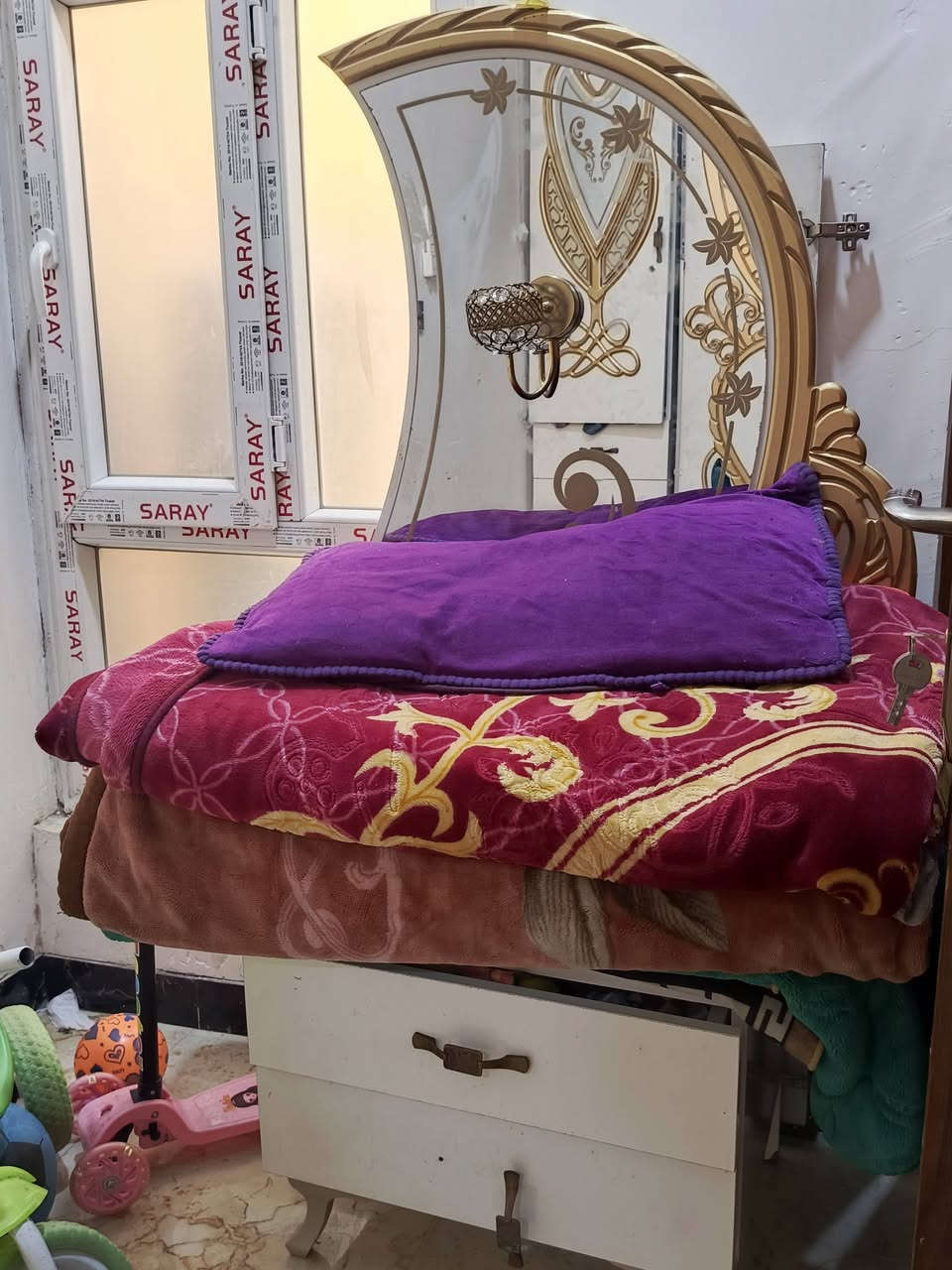 سلام عليكم غرفه للبيع تركيه باب سلايت وزن الثقيل جاهزه ونضيفه فقط باب خانه من الخانات عوزه رزات والباب عندي ب450 وبيه مجال للشراي رقمي ***********
