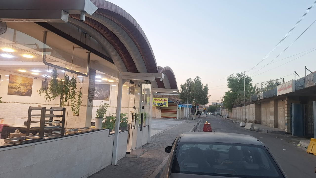 محلين للبيع للبيع  يصلح مطعم او صيدليه بغداد شارع ٦ مقابيل مستشفى الكرامه باب الاستشاريه والطوارئ للاستفسار الاتصال عالرقم ***********
