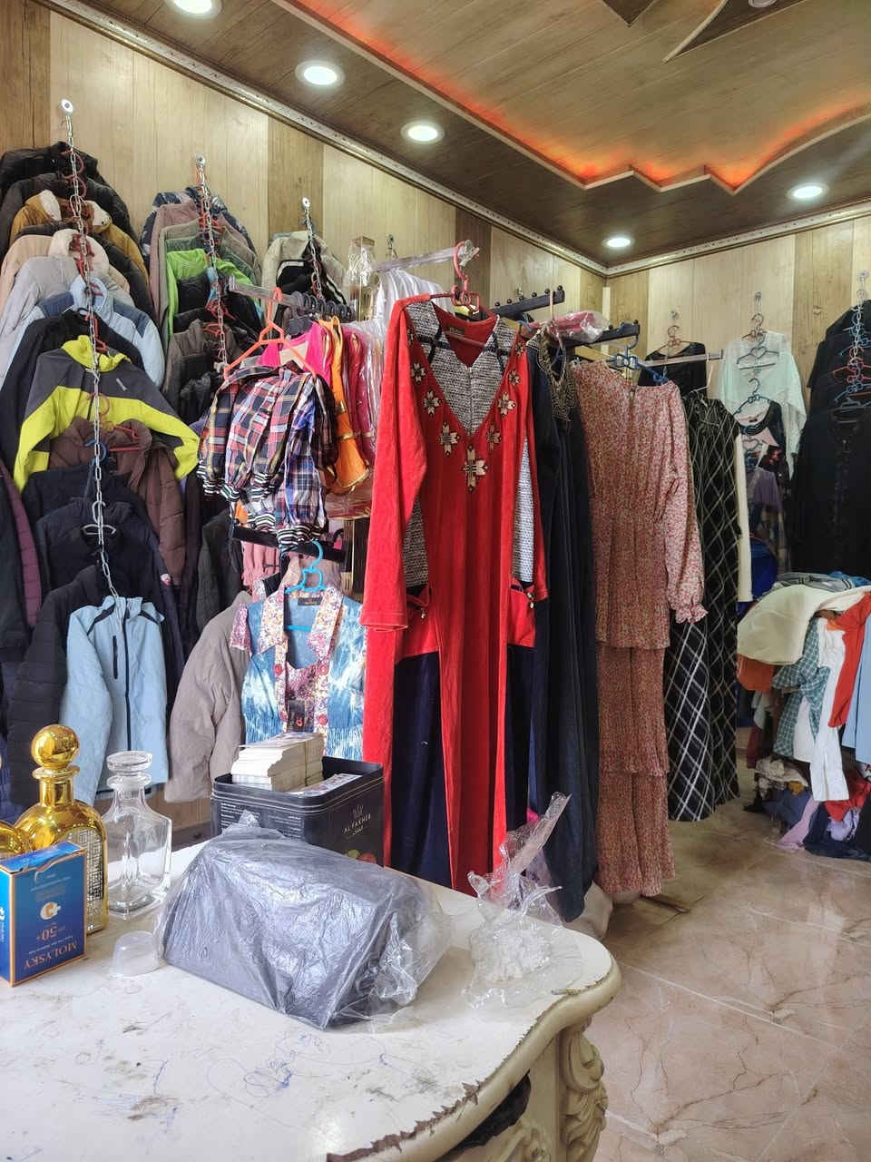 محل للبيع • ملابس نسائية • عطور وكوزمتك