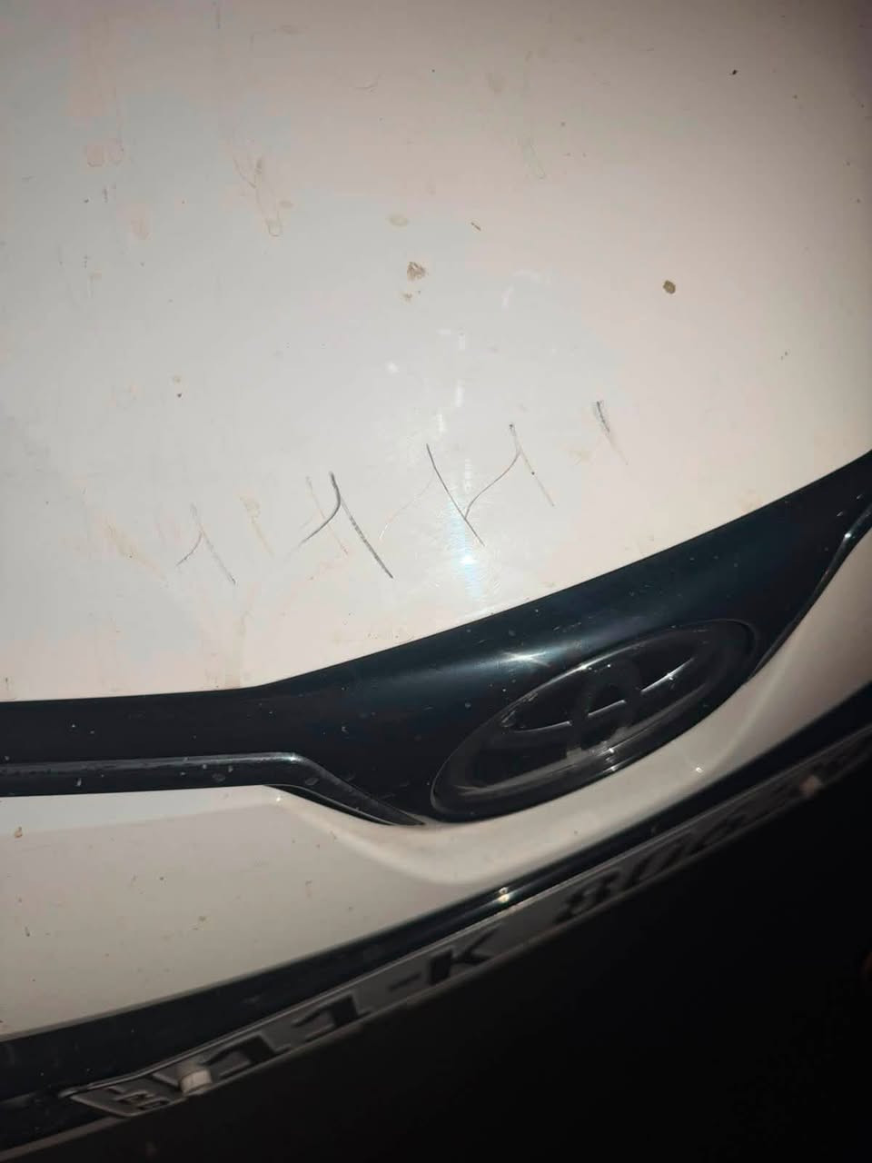 سلام عليكم 
كورلا هايبرد 2025 شكل الخليجي
ماشية 20 الف km ￼
رقم بغداد الجديد 
باسمي السيارة تحويل ثاني يوم 
مكان السيارة بغداد شارع فلسطين 
السيارة بيها ملاحظة بسيطة خدوش بالبنيد ورصعة خفيفة
هاتف 📞 ***********
سعر 155$
