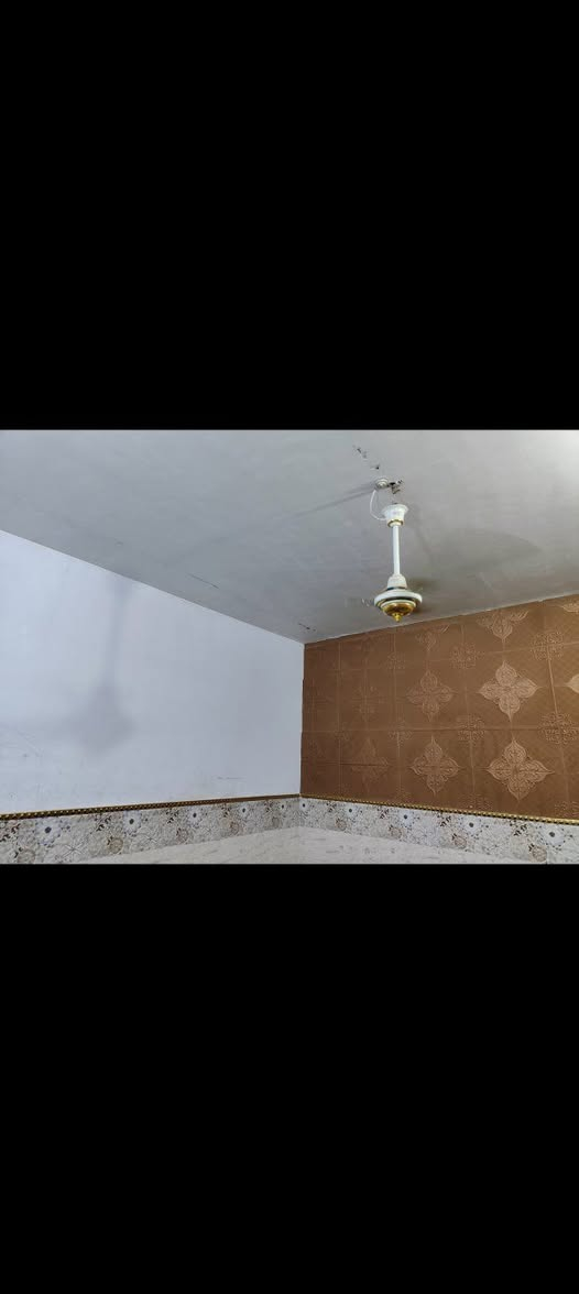 سلام عليكم للبيع بيت 140متر مربع 14في 10
عن شارع 20الاميرات 6 امتار فقط مقابل مجمع الأميرات وعن شارع بيتي 50متر افضل موقع  بيت متكون من اربع غرف  طابقين ثلاثه فوك سويت وحده جوه صاله, 4ونص في 8 استقبال 4في 9
داخل البيت دبل فاليوم الشبابيك كله المنيوم ام طبقين دبل جام مانع التراب والصوت البيت كله كاشي ابو 40 طابوق سماوه درجه أولى الاساس صب 60سنتم البيت كله 9انجات طابق الاول كله سيراميك  البناء درجه اولى البيع مستعجل السعر قفل من الاخير 100قفل قفل مابي ابد  الاستفسار على الرقم ***********
