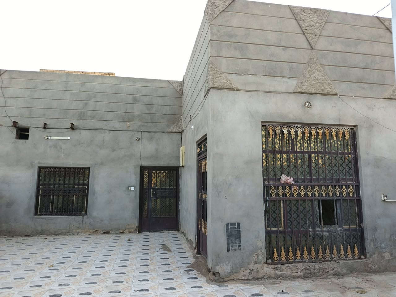 السلام عليكم ورحمة الله وبركاتة
يتوفر لدينا بيت متكامل 

طابو زراعي سند 25

المساحة 200متر 
متكون من غرفتين 5×5
صالة 7×4
الاستقبال 8×4
مطبخ 5×5
مجمع صحيات داخلي وخارجي

العنوان قرب ملعب عقيل 
للستفسار اكثر مراسلة الصفحة او الاتصال عل الرقم 
***********
