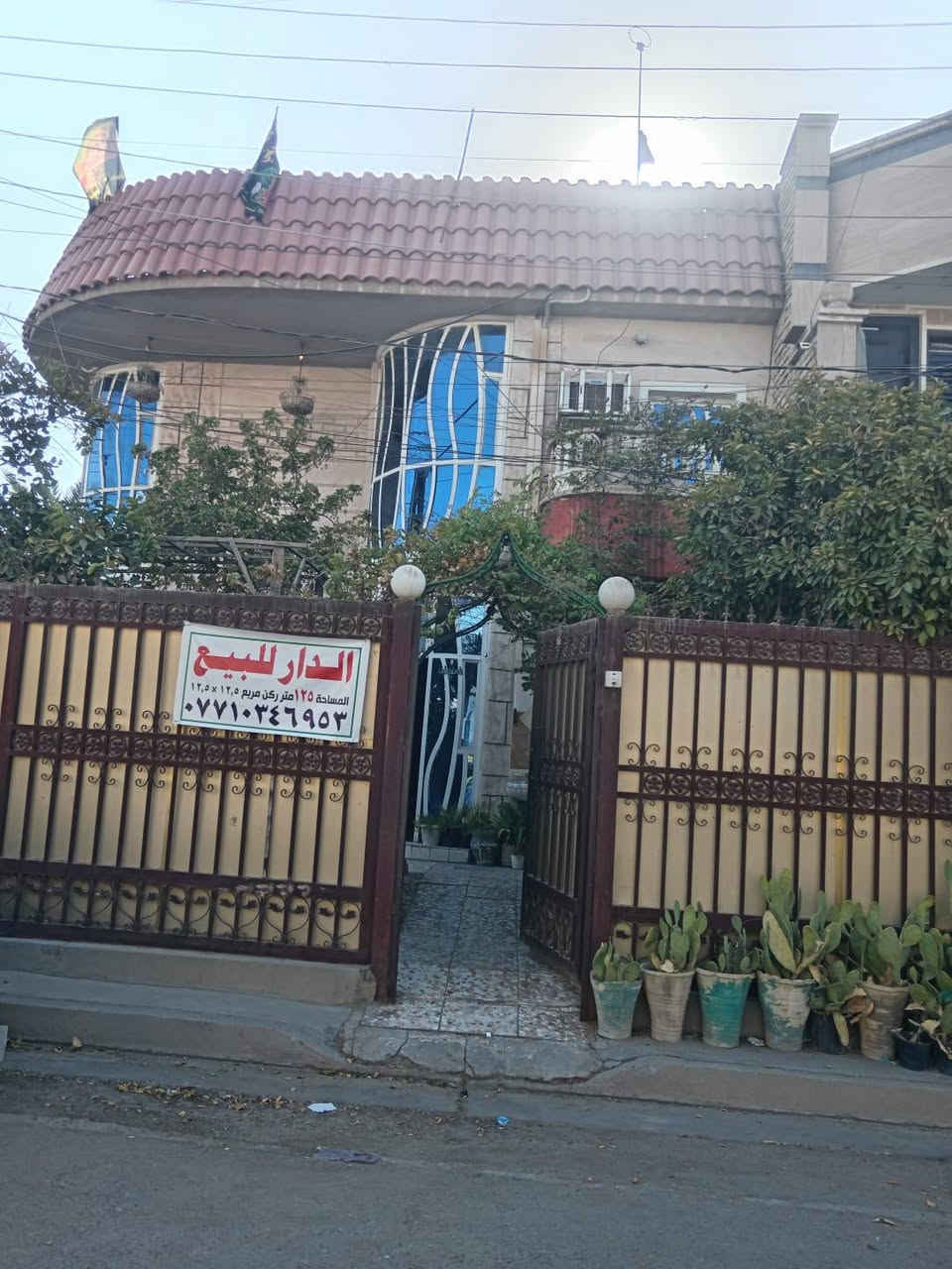 سلام عليكم دار للبيع اربع غرف نوم +ثنان ستقبال +حولي  ثنان مطبخ حار بارد وثلاث صحيات حديقه كبير مساحه البيت125مع تشجير 220 الواجها 12ونص×12ونص مع تشجير 16×16 سعر نهايته 450 مكان البيت اربع شوارع قرب افران الحطاب الرقم ***********
