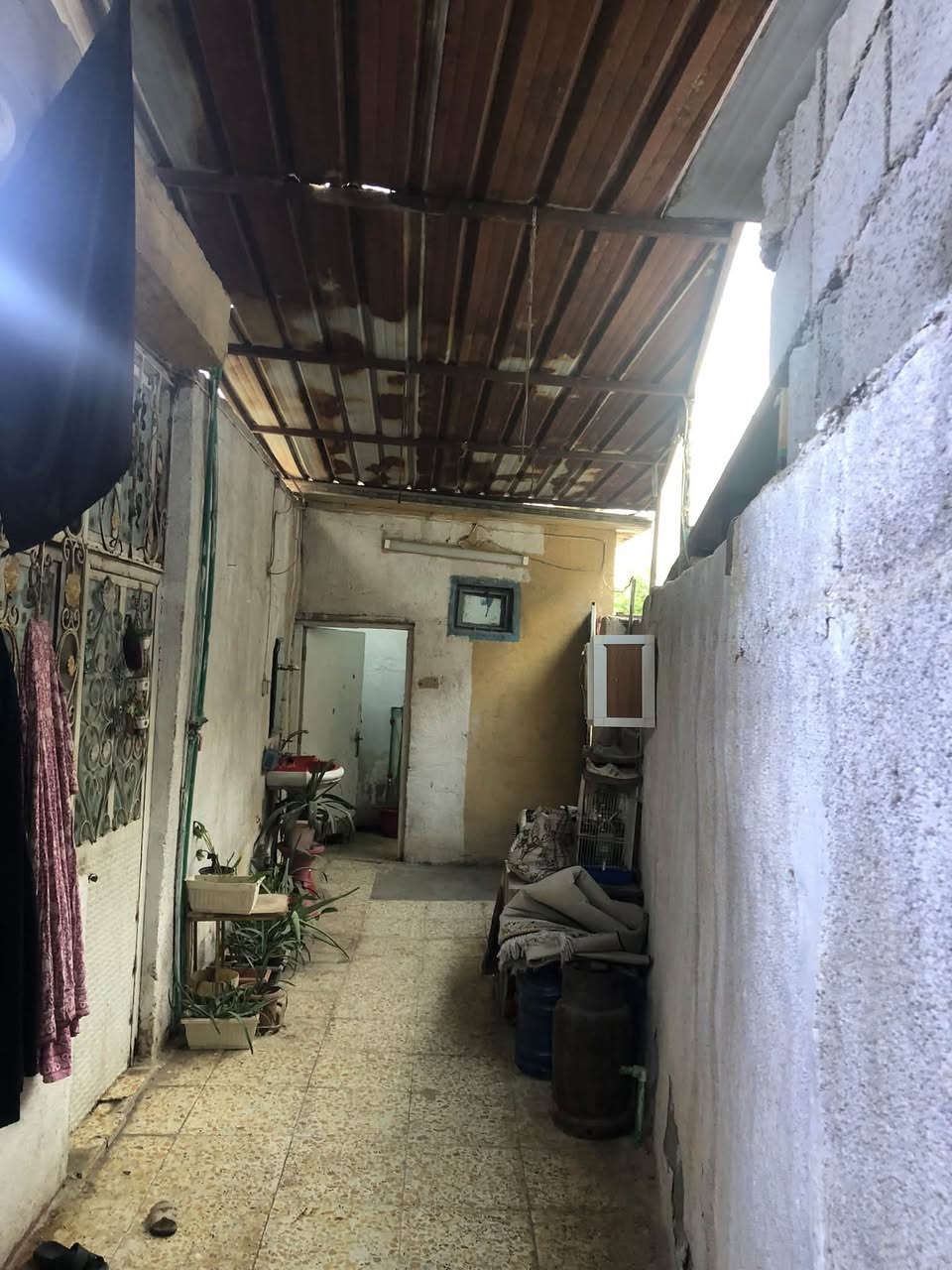 بيت للبيع 

سلام عليكم 
بيت بزعفرانيه دور الفلسطينين مقابل مركز شباب 
مساحه ١١٥ مربع 
يحتوي على طرمه خارجيه وطرمه داخليه 
وصاله +غرفتين +مطبخ +صحيات 
سكف صب بيت داخله كله ترميم جديد 
 سعره كلش مناسب للتواصل متواجد على هاذا رقم (***********)
