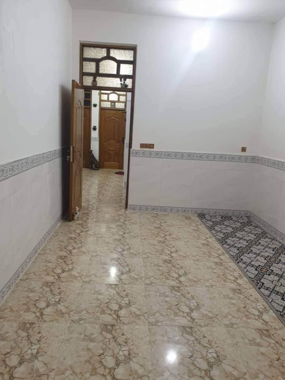 دار للبيع في منطقة مغربه خلف شارع المواكب وقرب السوق بناء حديث مساحة 150 متر  طابو صرف. 
يتكون من 
طارمه+صحيات 
استقبال 6 في 3 ونص
مطبخ 5 في 3
صاله 6في 5 
غرفتين نوم 5 في 3ونص
مناور عدد 2 
حمام داخلي 
درج + بيتونه كبيره فوق شبه صاله 
ملاحظة 👇
البناء سنة 25 صب درجه اولى 
عرض الشارع 12 متر 
منطقة هادئة جدا جوارين ناس محترمين واهل خير 
سبب البيع ضرف خاص‏

الاستفسار على الرقم ‪***********‬‏
