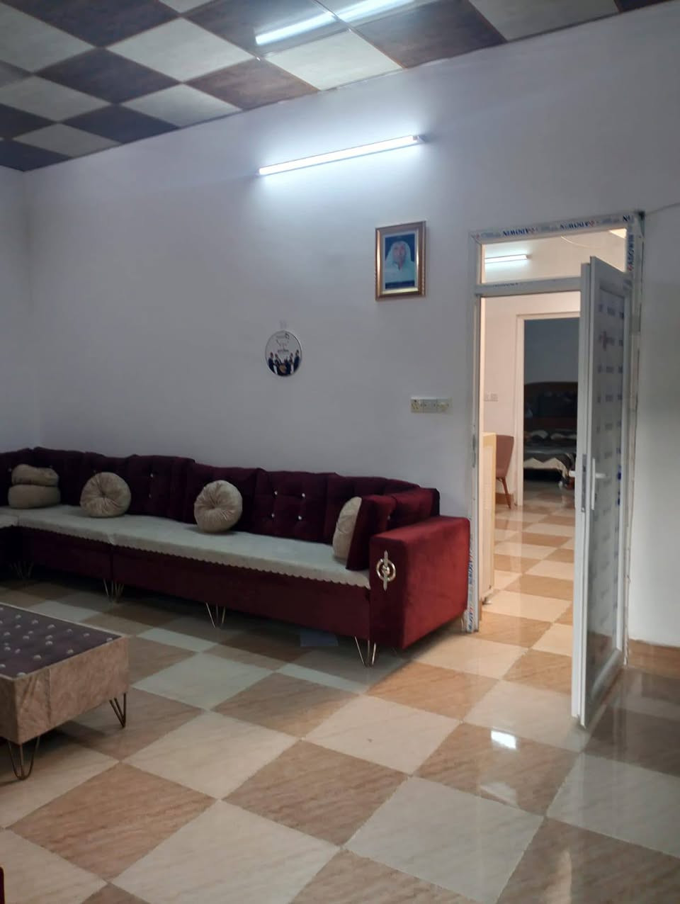 بيت للبيع مساحة 125 متر العنوان حي الشهداء الجديده  يتكون من
استقبال 6×4
  وصاله  6×4
غرفة نوم واحدة 4×4.     ومطبخ  .
 وحمام داخلي 
تواليت خارجي شرقي وغربي 
 وبيتونه 
وبي سطحين  امامي وخلفي .
سيراميك وسقف ثانوي فول 
والسعر 40 وبي مجال
للاتصال ***********
