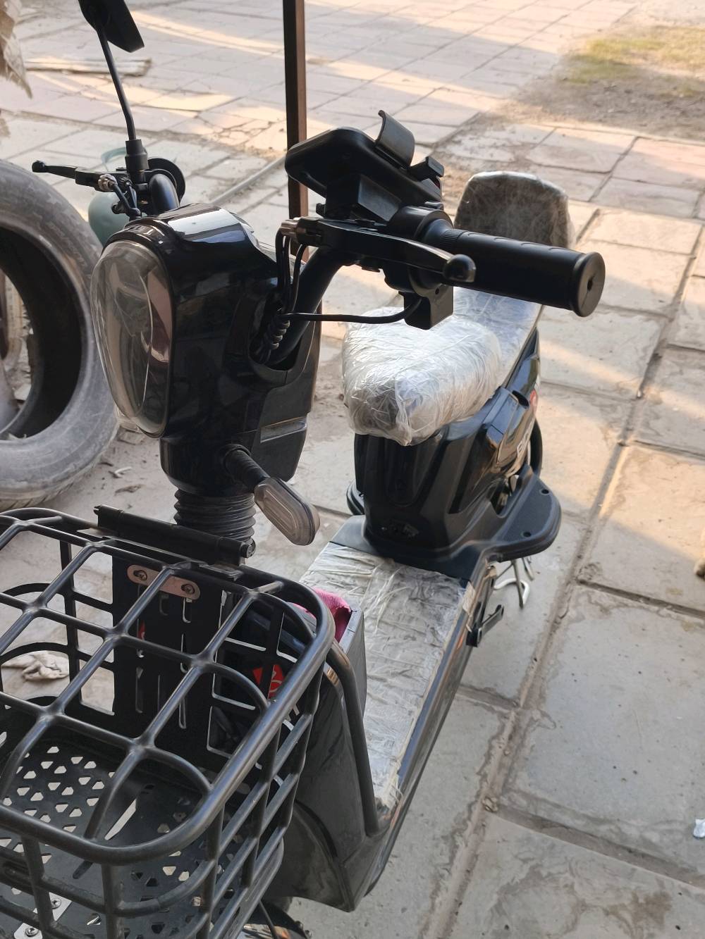دراجه شحن حجم 14 شركه sk8
4باتريات 15 أمبير جدد قبل شهرين بدلتهن
عقل 500واط , 48 فولت 
سرعه حقيقي 40 
الدراجه كامله بس ناقصه سيم بريك أمامي مقطوع وبس
السعر 300 وبيها مجال
مكاني بغداد العامريه
***********