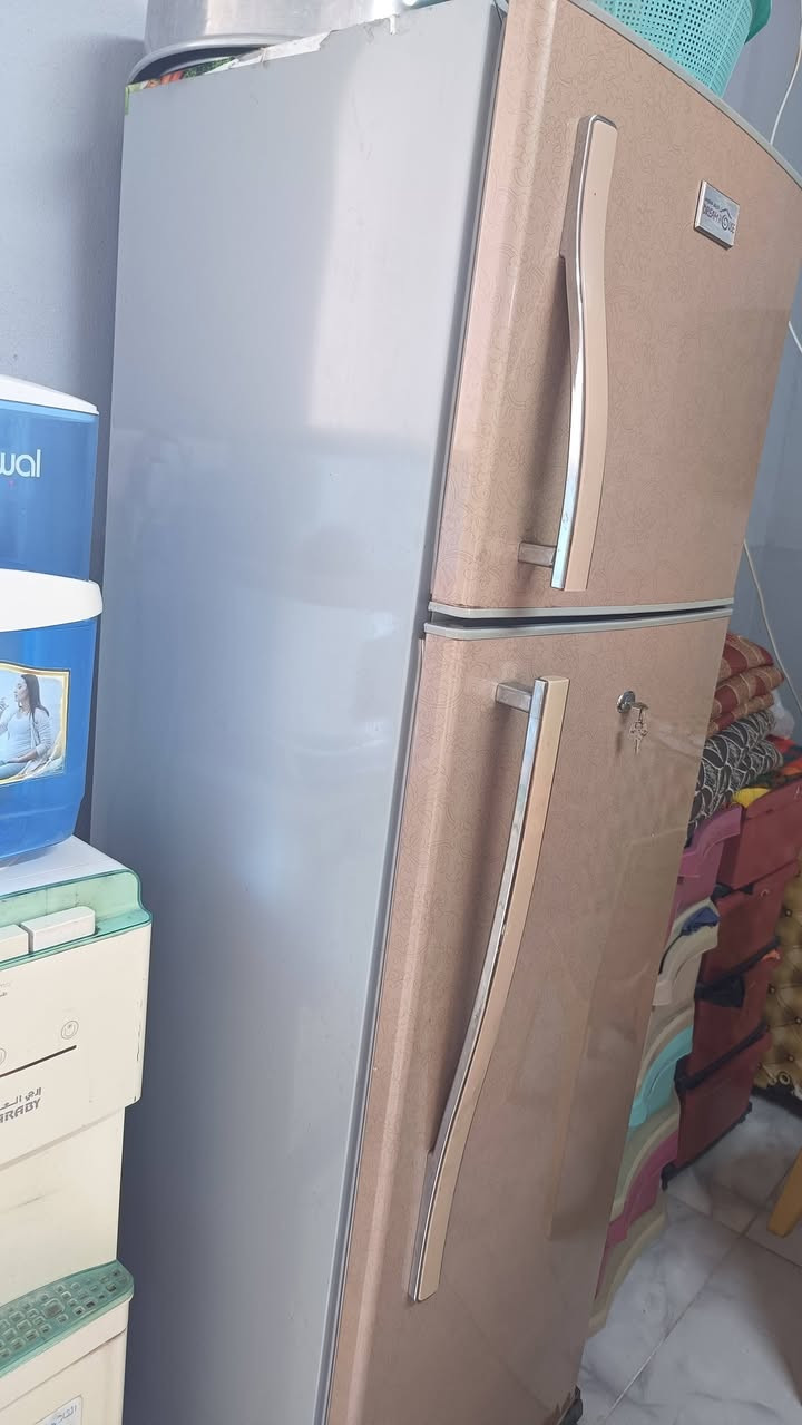 ثلاجه للبيع حجم وسط حيل نظيفة تجميد فول موصل حي الكرامه السعر 125 وبها مجال بسيط،،*********** ،،يوجد واتساب
