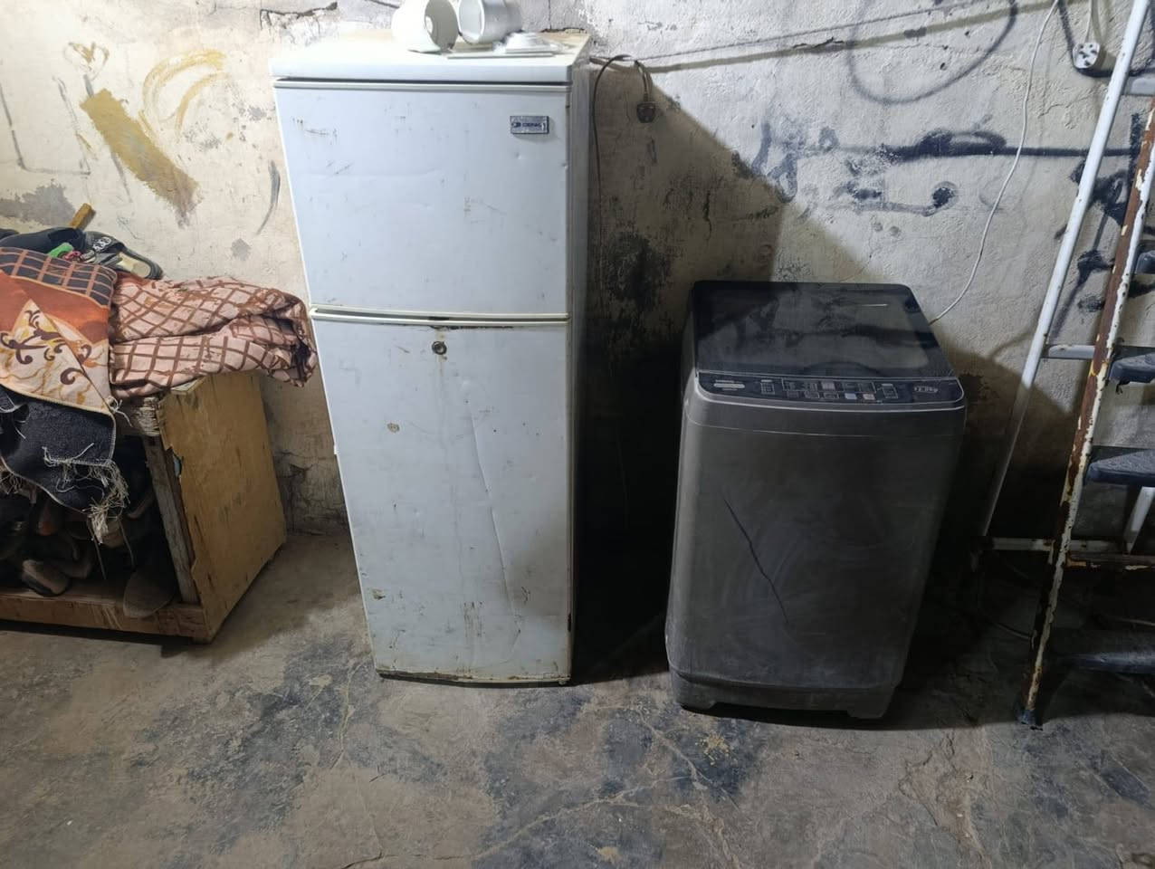 ثلاجه وكفت ما نعرف عطله ما داخله تصليح قبل 
غساله اوتوماتيك شغاله بس ما طلع ما التصريف 
سعر مناسب مكاني الشطره ***********
