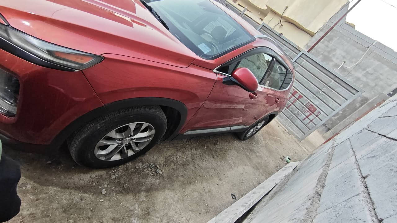 سنتافي موديل 19 لون احمر رقم بصره حره تحويل  مجدده سنويه لل 2031 جاهزه السياره بدون نقص مكينته 2400 تنفس طبيعي  حداده جديده وتبريد ثلج مكينه وكير كفاله سياره وارد ضربته فقط مدكر موضح بالصور   فول سياره عدا البانوراما سعرها 150  وبيه مجال بسيط رقمي ***********
