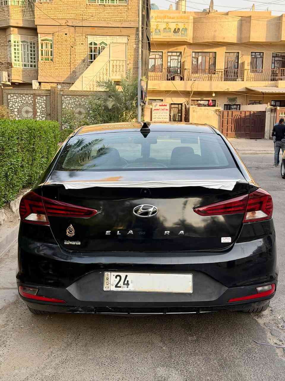 السلام عليكم
النترا 2020 امريكي 
رقم دهوك الانكليزي بأسمي 
حادثها طخه بالبيبان وبالصندوق 
السياره كلها ليبل واحد بدون تبديل 
مكينه ٢٠٠٠دوش وكير  مامفتوحات 
كير حداديه تخم تاير تبريد خير من الله 
سياره جديده جداً 
ماشيه 93 حقيقي 
السعر ١٠٧وبي مجال بسيط 
المكان بغداد 
رقم الهاتف *********** 
((غير متواجد ع فيس))

