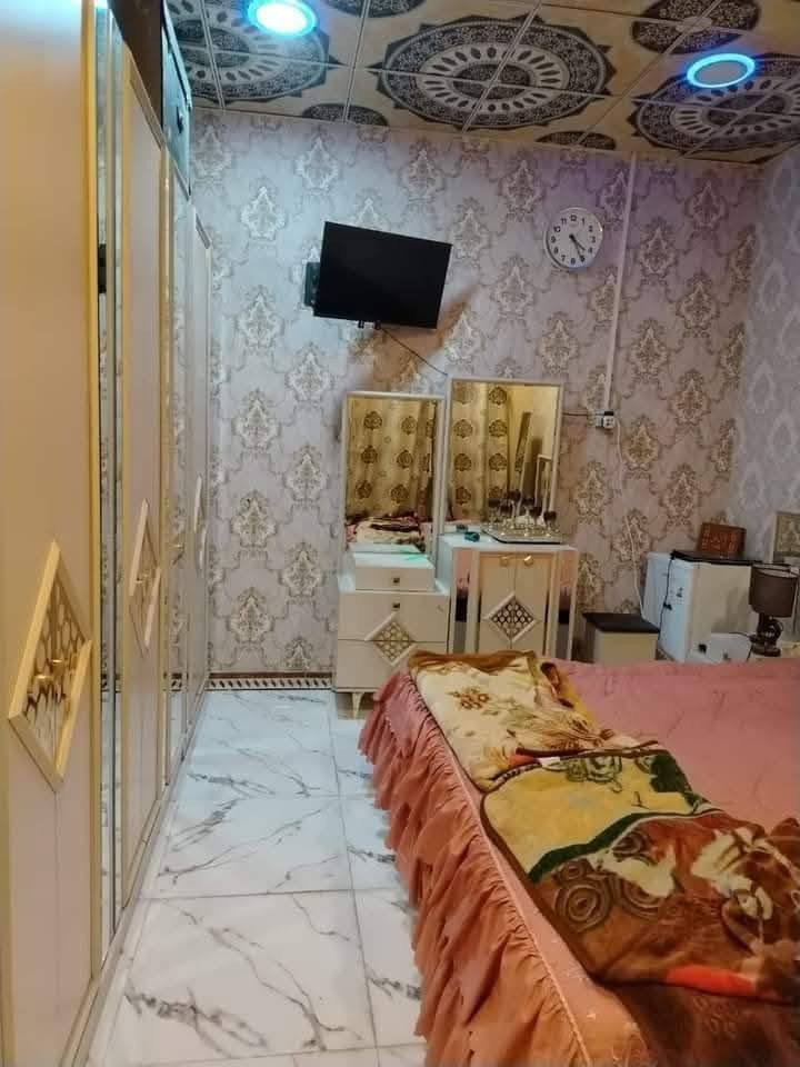 السلام عليكم يتوفر بيت مساحه 125متر طابقين يتكون من 4غرف منام وصاله وستقبال ومطبخ مع صحيات داخليه وخارجيه نوع العقار وقف سني مسجل دفع اجار سنوي 250الف كل الخدمات متوفره  العنوان ابو الخصيب حمدان البز قرب مدرسه عثمان وقريب شارع حمدان مسافه 150مترسعر 65وبي مجال الستفسار خاص فقط الشراي 
***********

