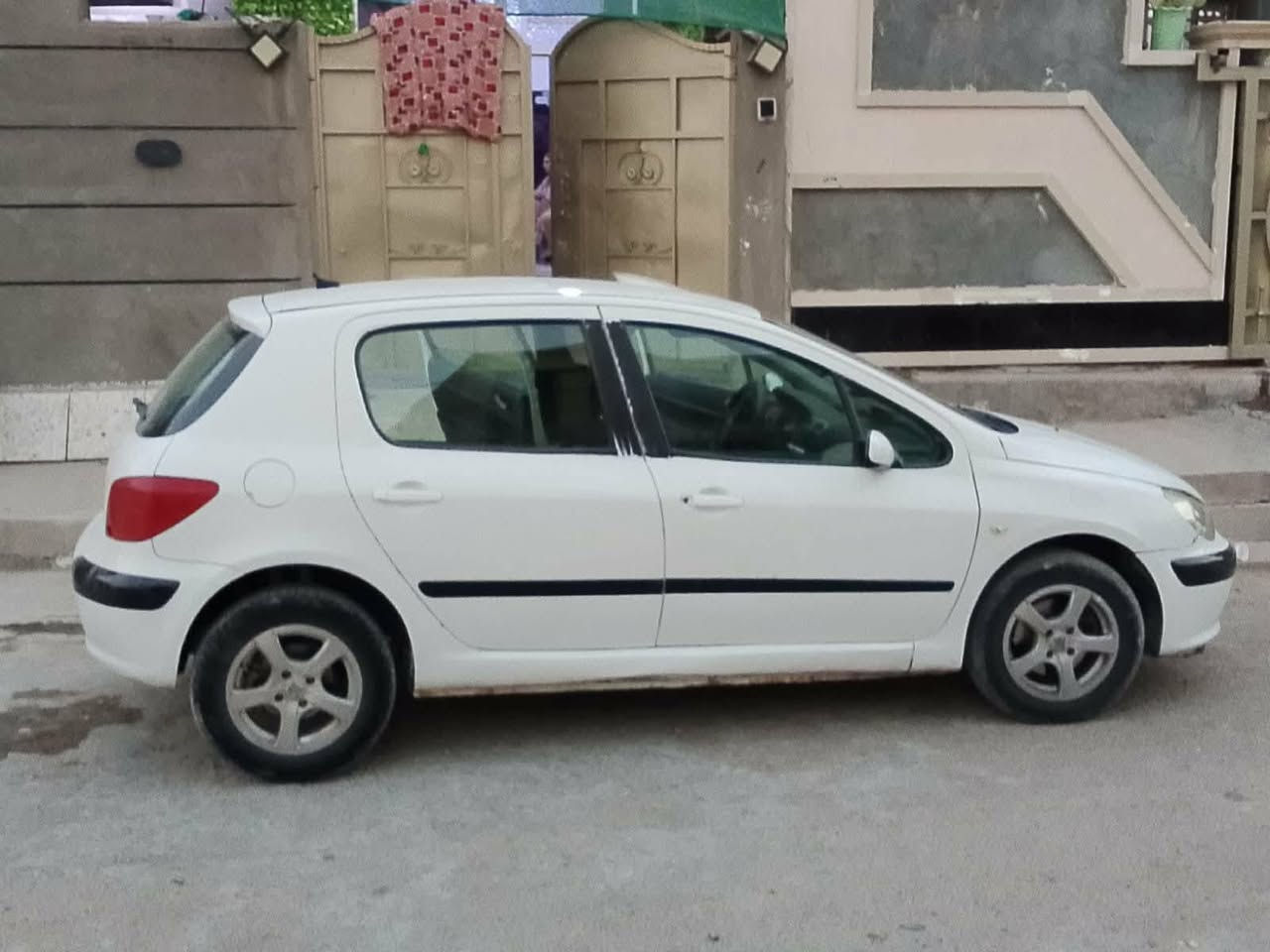 السلام عليكم سياره بيجو فرنسي ٣٠٧ موديل ٢٠٠٤ رقم بغداد محرك  وكير وتبريد بيع مستعجل ب٣٨ وبيها مجال قليل  مكانها بغداد المحموديه والتفاصيل أكثر الاتصال *********** @ ***********
