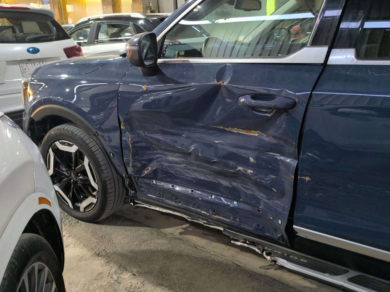 السلام عليكم 
للبيع كيا تولورايد EX موديل 2024
دخول جديد 
مواصفات 
بصمة دخول ذكي تشغيل عن بعد 
رادار تحديد مسار مثبت سرعه 
شاشة متصله تدعم اندرويد أوت أبل كار بلي 
تبريد / تدفئة كشافات 
كشافات جلد / ابيض
تحكم ستيرن جهتين 
باقي المواصفات موضحة بالصور 
السعر (( 240 )) بدون تصليح 
مكان السياراه / بابل الحله معرض إلاعرجي لتجارة السيارات 
للاستفسار الاتصال 
‏‪***********‬‏
