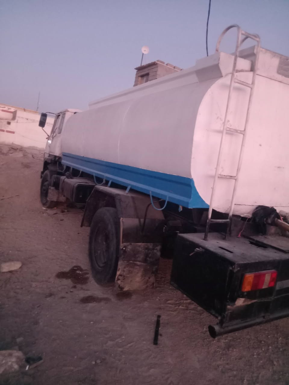 تنكر للبيع جاهز كير اكسن حداديه مكينه بيه بخار كرهبايات كله شغال رقم بغداد صدامي المكان المثنى السعر ٥ ونص وبيه مجال ***********
