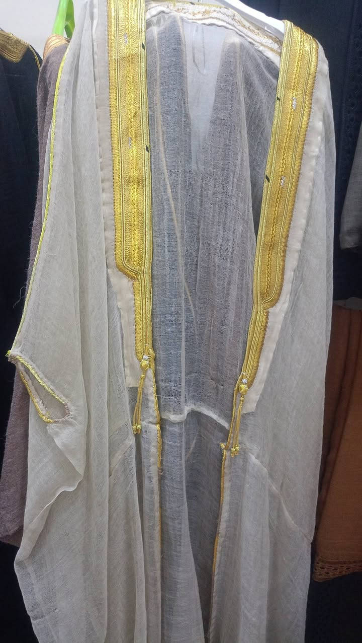 السلام عليكم 
عبايه غزل النجف جاسبي فرنسي أول 
طول الردن 62 س . وتلبس طول 180 يعني طوله وافي
عبايه يدوي بل الكامل 
سعر العباه 300 الف
 للتواصل على الرقم ***********
يوجد توصيل لكل المحافضات
