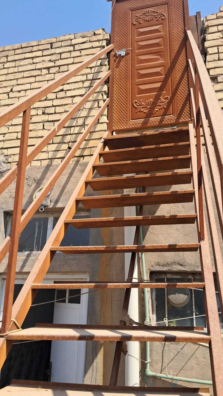 سلام عليكم بيع مستعجل 
درج عمل جديد حديد ثكيل وبايه ثكيله طول ٣متر و٢٠ وبي ١متر درجات مثل ما موضح بل فديو غير متواجد بل فيس 
*********** مكان الدرج بغداد الرشيد اليوسفيه
