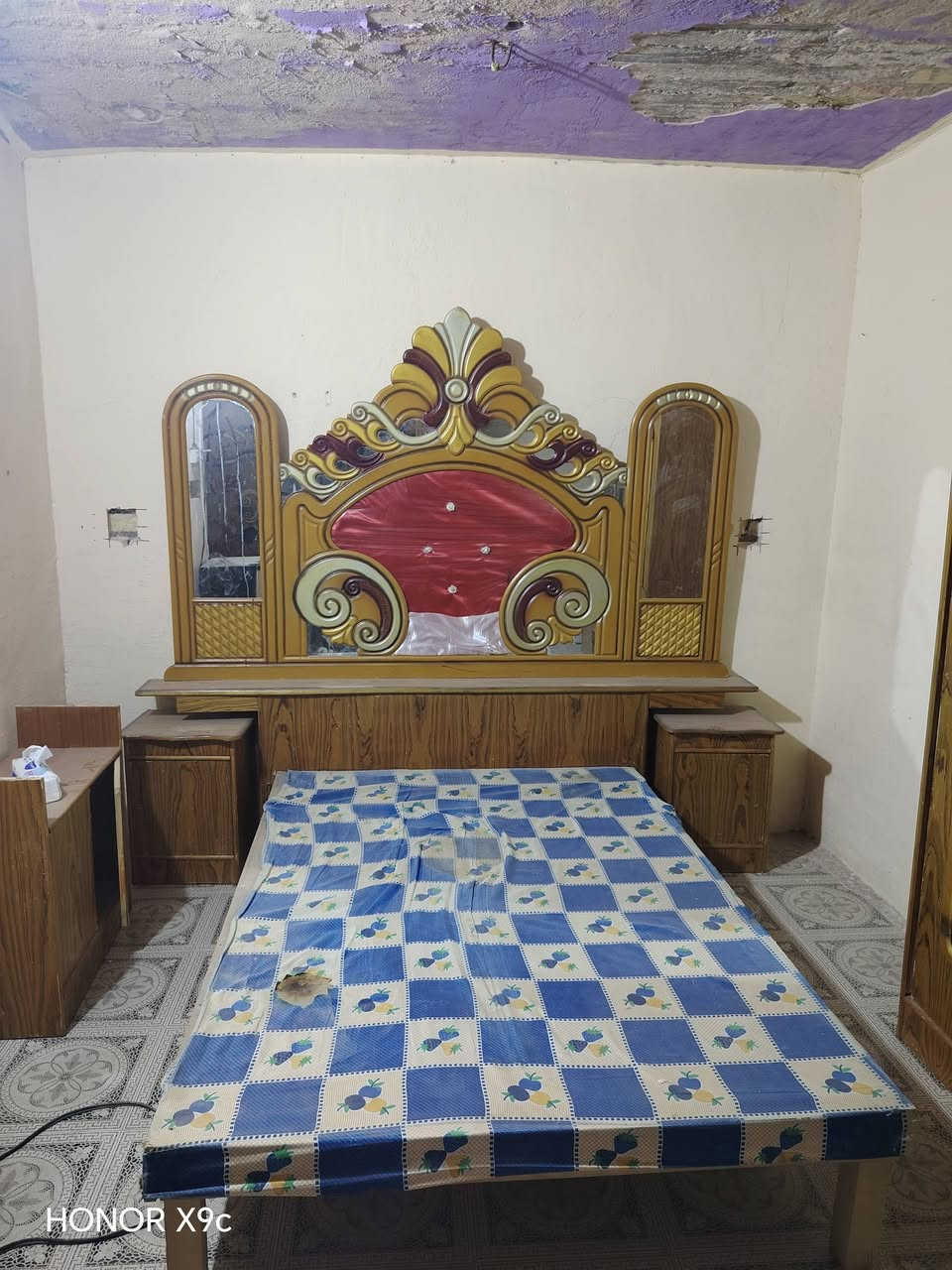 سلام عليكم هاي الغرفه للبيع اضراره واضحه باب كنتور وباب بوفية وكلشي واضح بالصور رايديها ٤٥٠ وبيها مجال للشراي مكان سبع البور شارع الطيار ***********
