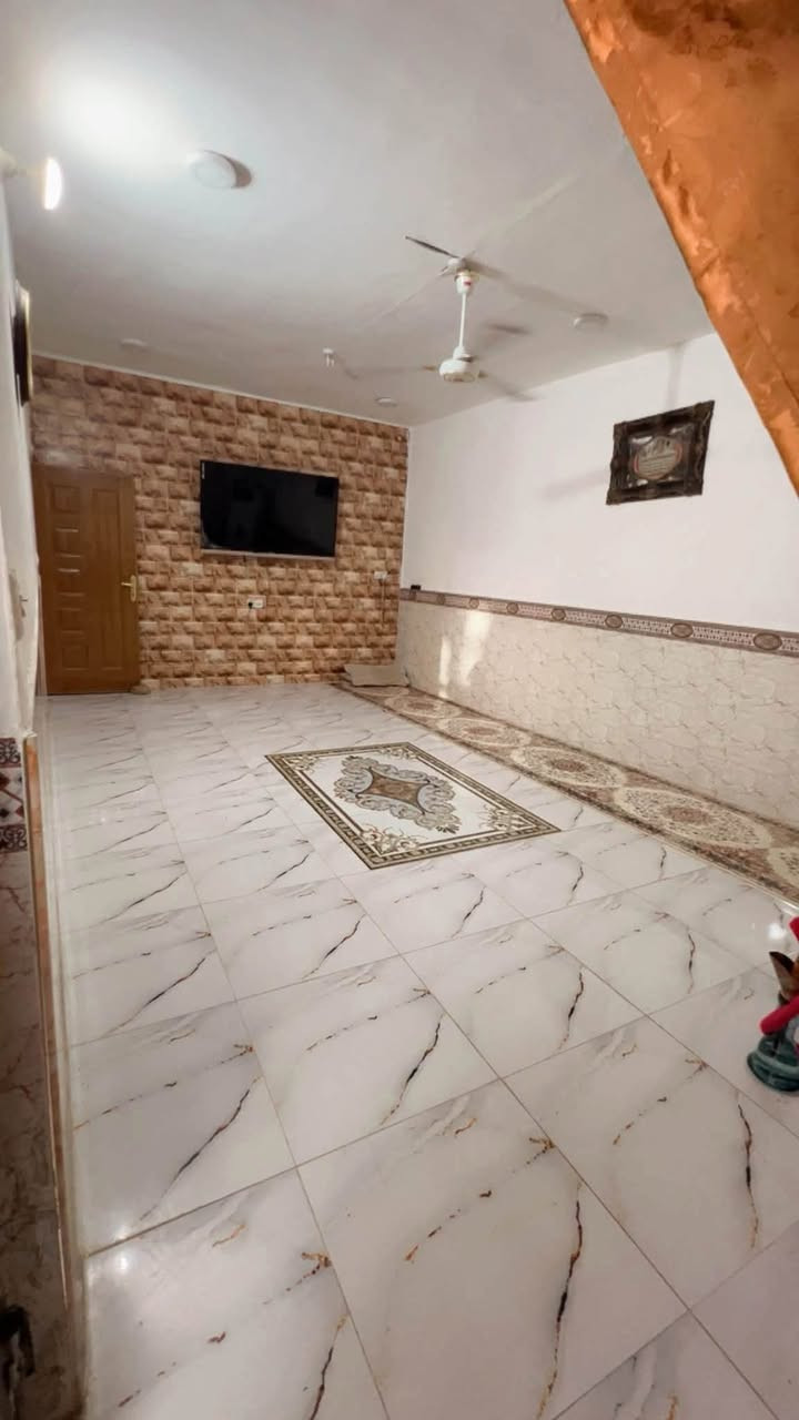 الدار للبيع المساحه  200 متر العزه الجديده يحتوي على 4 غرف نوم وحده ارضيه و3 فوك+ أستقبال+ حديقه +طرمه +هول + مطبخ صحيات خارجيه وداخليه يبعد عن شارع العام 200 متر عرض الشارع 12 متر قرب مجلس البلدي الجديد مقابيل الجسر الوردي الاستفسار ع رقم او خاص ***********
