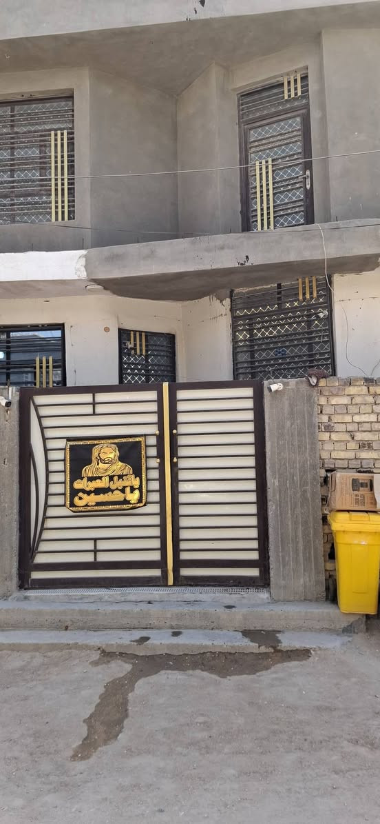 السلام عليكم ..بيت 100 متر موقع مميز على شارع 80 داخل فرع الخريطة حلوه طابقين غرفتين باالطابق الثاني غرفة واستقبال وصالة باالطابق الاول للتواصل والشراي فقط يتواصل ***********
