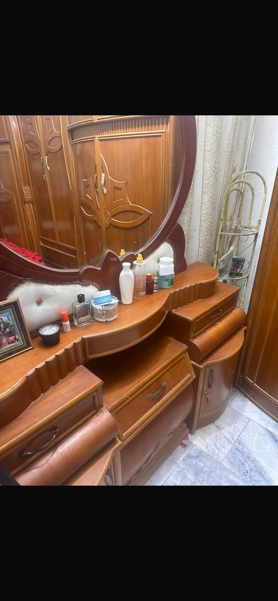 السلام عليكم
عندي غرفة صاج للبيع نظيفة وجبيرة 
ملحقاتها 
جرباية ميز تواليت كنتور كنتور ست ابواب 
وتلاث اماكن تخزين ثنين ب الاعلى و وحدة ب الاسفل 

الغرفة نظيفة وحلوة ما متعوبة 

السعر ب الخاص 

الي حاب يعرف التفاصيل يتواصل وياي على هل رقم 
***********

