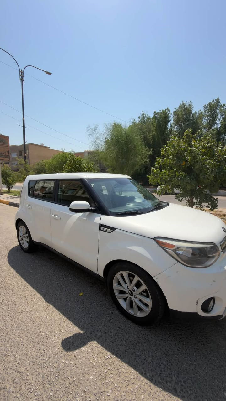 (كيا سول) للبيع 🚗✨
 الموديل: 2019
 اللون: أبيض
 المحرك: 1.6L
 المسافة المقطوعة (المكفول/العداد): 86,032 ميل (موضح بالعداد)
 الرقم: أربيل  
المواصفات والتفاصيل:
 محرك بحالة ممتازة وجاهز للفحص
 داخلية السيارة نظيفة جداً بحالة الشريكة (مقاعد قماش باللون الأسود/الرمادي)
 شاشة تحكم مع تحكم شفرات/تحكم مقود (Steering Controls)
 تبريد وتدفئة شغالين 100%
 مساحة الصندوق الخلفي واسعه وعملية 
السعر: (10,000$)
للتواصل والاستفسار: ***********
