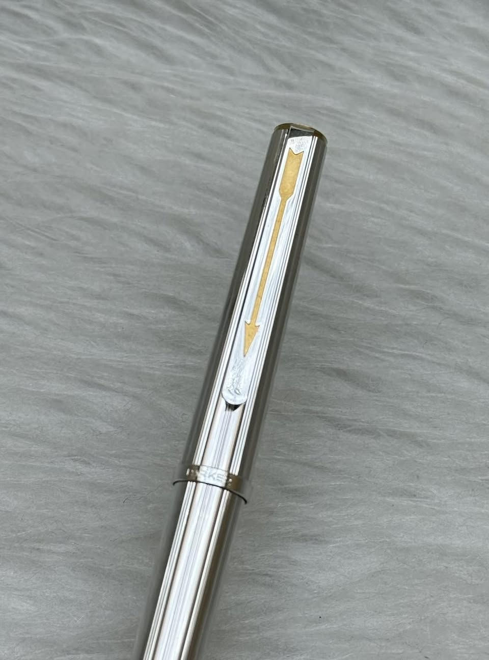 PARKER( 85)
قلم  باركر ٨٥
حبر 
تغليف فضة 
من الموديلات المميزة لباركر 
فرنسي المنشأ اصلي 
ريشة(سلاية) ذهب عيار 14k
جنكال + حلقات طلاء ذهب 
حجم الخط F
انتاج سنة الثمانينات 
مع العلبة الاصلية والكرنتي
جديد غير مستخدم
للاستفسار المراسله على الخاص او الاتصال بالرقم  *********** 
يوجد خدمة توصيل داخل بغداد و محافظات

