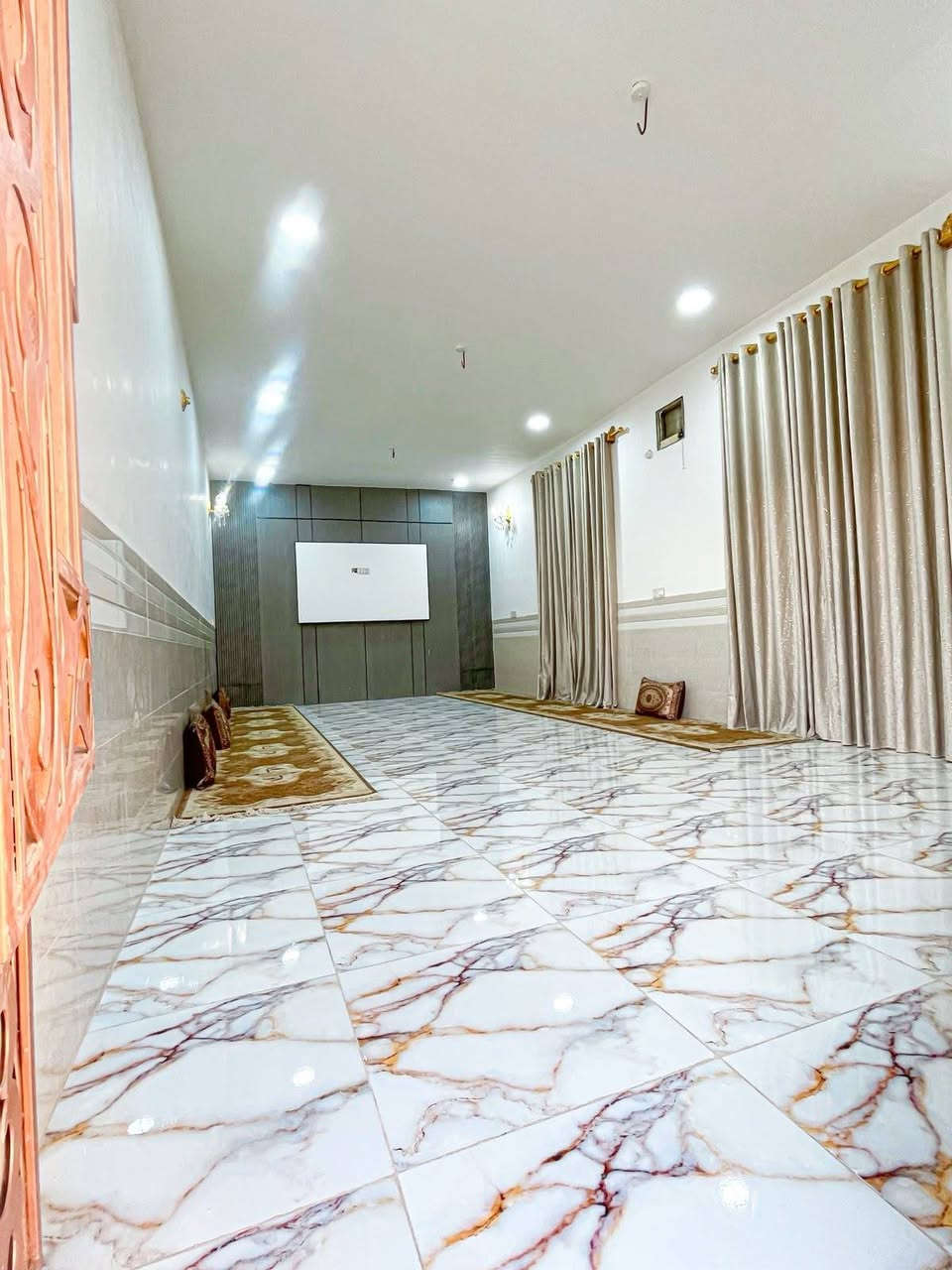 السلام عليكم بيت زراعي مساحة 620متر سند 25 مشمول بتطويب معامله كامله  معروض اللبيع  قريب على شارع جدا🏠
السلام عليكم بيت زراعي مساحة 620متر سند 25 مشمول بتطويب معامله كامله  معروض اللبيع  قريب على شارع جدا🏠

العنوان الديوانية ام طباشي قرب مدرسة14تموز 
البناء حديث اساس گونكريت گرافت مساحة البناء 300متر والباقي من المساحة 320گراج سيارة وحديقة وممرات حول البيت عرض ثلاث امتار مع استقبال خارجي طول 10امتار ومطبخ خارجي 
البيت يتكون من طابقين 
الطابق الاول
غرفتين نوم
استقبال
مطبخ حار وبارد
اصاله گبيرة
مجمع صحيات داخلية وخارجية
الطابق الثاني
غرفتين نوم
اصاله كبيرة
مطبخ
مجمع صحيات
سطحين
الاستفسار على الرقم ***********
