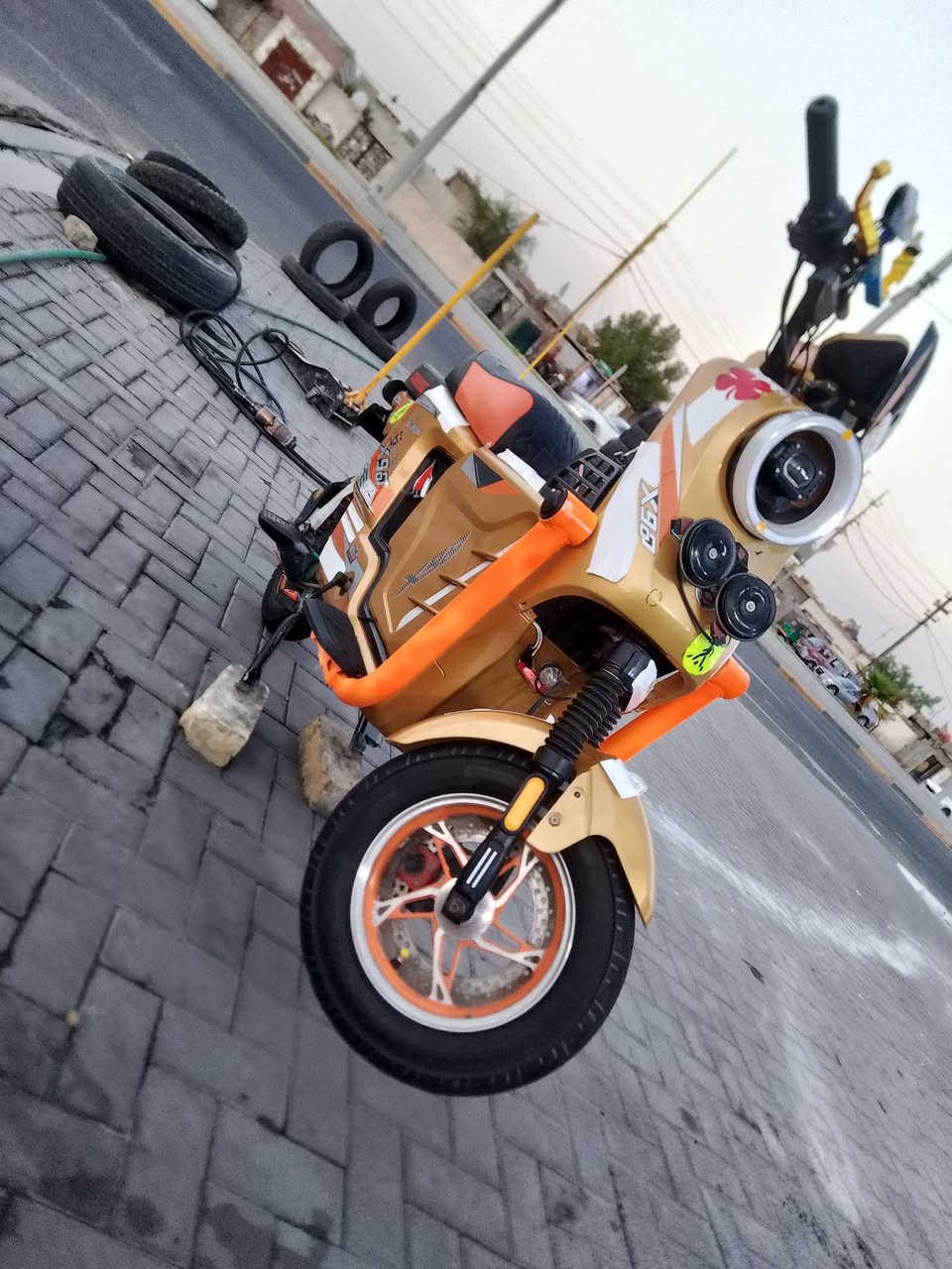 السلام عليكم دراجه X900 @الدراجه نضيفه نضافه 100 اشاير كلشي شغال بيه والبطاريات اي تفخ مابيه المكان
بصره تقاطع العسكري قرب مستشفى الفيحاء  مستعجل على البيع السعر 450وبيه مجال حك الجيه الرقم *********** وذا اكو مراوس بشحن اراوس
