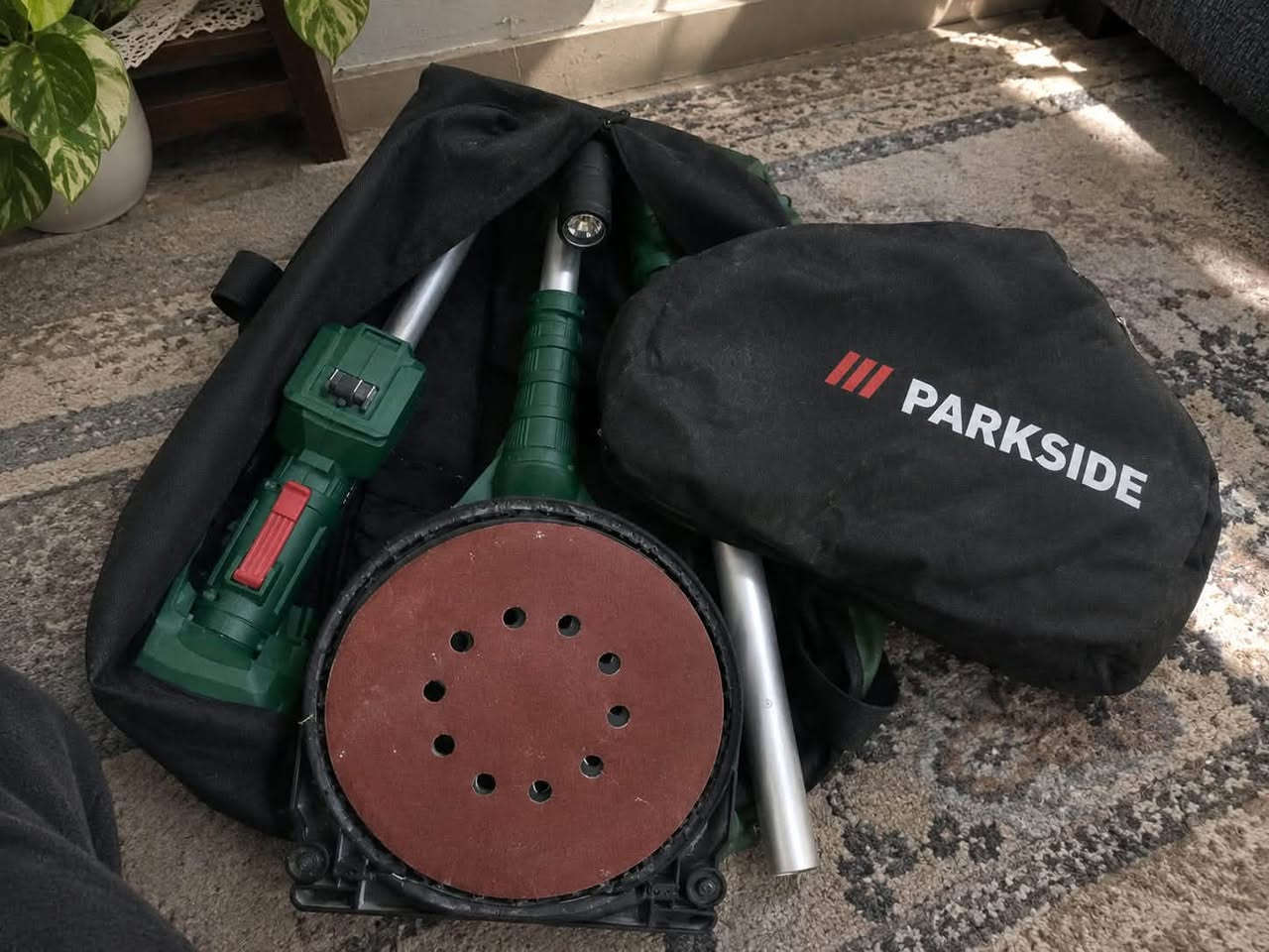 صنفرة كهربائية PARKSIDE للبيع 🔧 
مستخدم 
بحالة جيدة وتعمل بشكل جيد، مناسبة لصنفرة وتنعيم الخشب والأعمال المنزلية. تأتي مع الحقيبة والملحقات الظاهرة بالصورة
***********.
