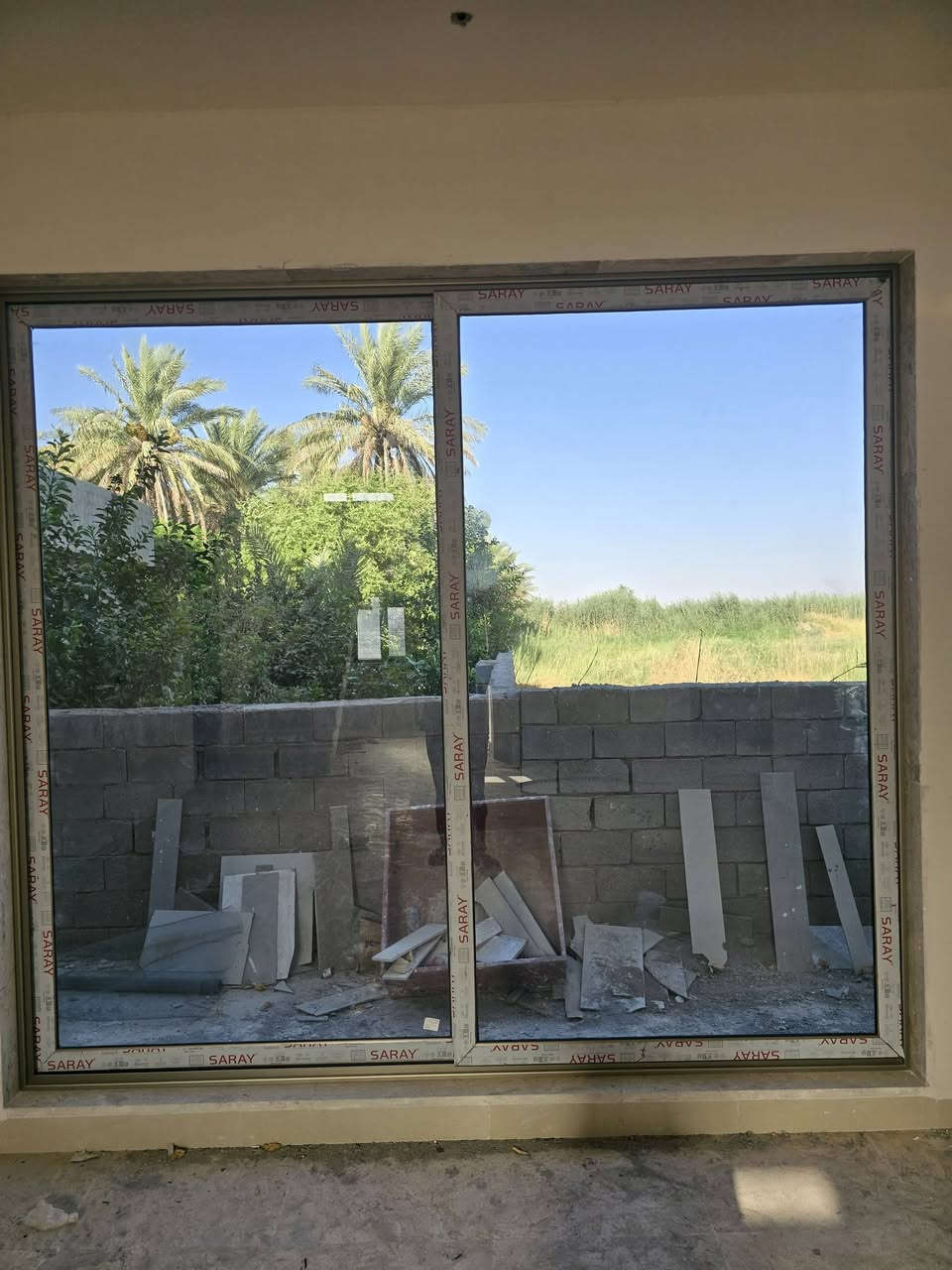 زجاج مقسى ٣ ونص-٦ مم • بيع وتركيب • تنظيف شبابيك