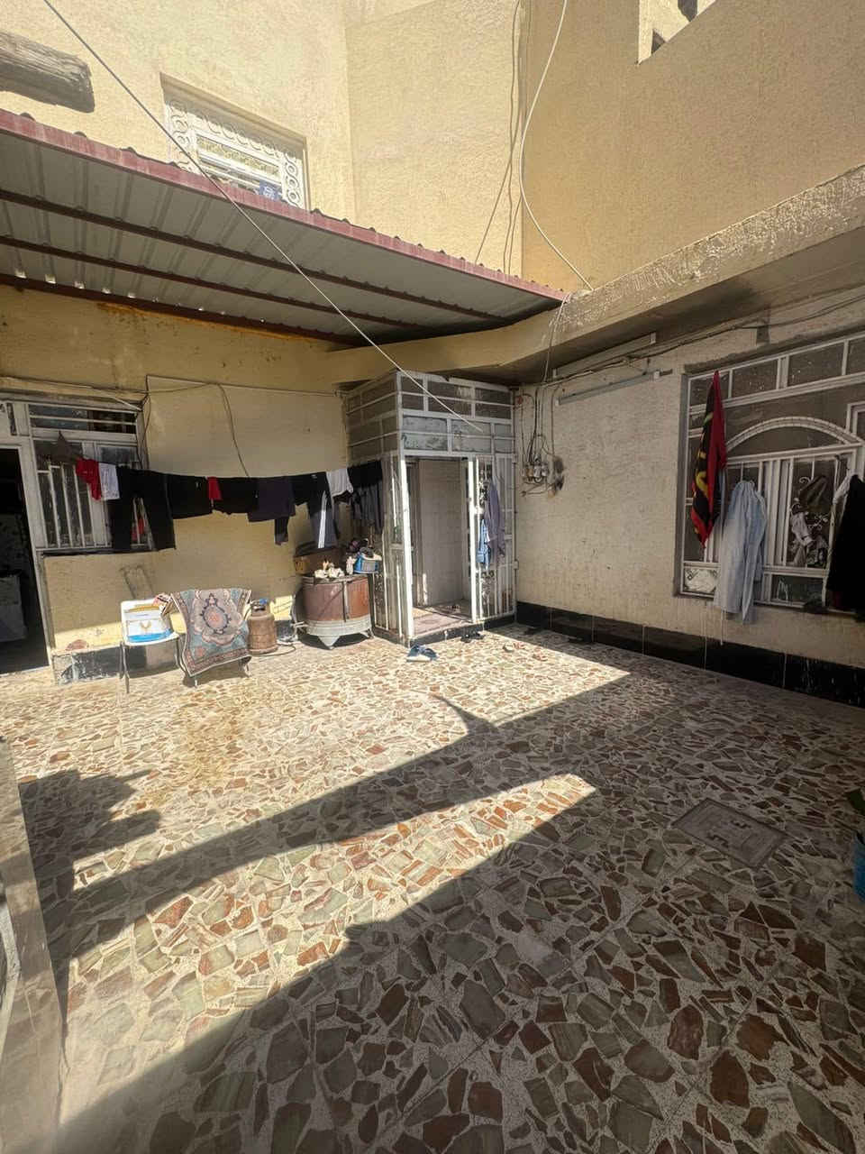 بيت للبيع حي العسكري قرب جامع مسلم بن عقيل 125 متر مربع طابقين عكادة بي 4 غرف السعر 95 وبي مجال الاستفسار***********
