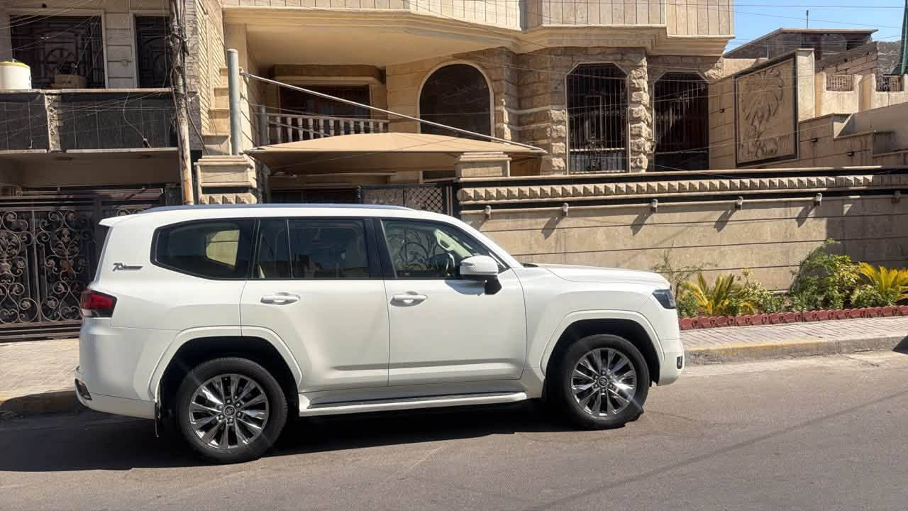 للبيع 
تويوتا لاندكروز 2022 GXR وكالة SAS سياره كلش نظيفه و على ايد وحده محافضين عليها 
سيارة رقم بغداد بسمي فحص وهزه و سنوية كله جديد 
سياره مكفوله من الصبغ و البارد فقط الباب الخلف الساىق يقره دبل كود شرط الباب لا مفتوح ولا ملعوب بي فقط يقره صبغ ثخين سيرة كلش جدية ومال بيت 
مواصفات السياره 
4 ابواب بصمة 
بصمة تشغيل
تشغيل عن بعد  
شاشة كبيره 
كامره خلفيه 
داخل جلد 
كشنات كهرباء 
حساس امامي خلفي 
مرايه شفط  
لايت و   بك لايت LED 
صنطوك كهرباء 
شاشات خلفيه بلاديه
سياره ماشيه 80000KM حقيقي شرط الفحص 
سياره نظيفه تجي و تفحص و تقتنع و اذا طلع اي اختلاف بالكلام اني حاضر للأستفسار الاتصال على الارقام ***********
*********** متوفر واتساب 
تحياتي للجميع
