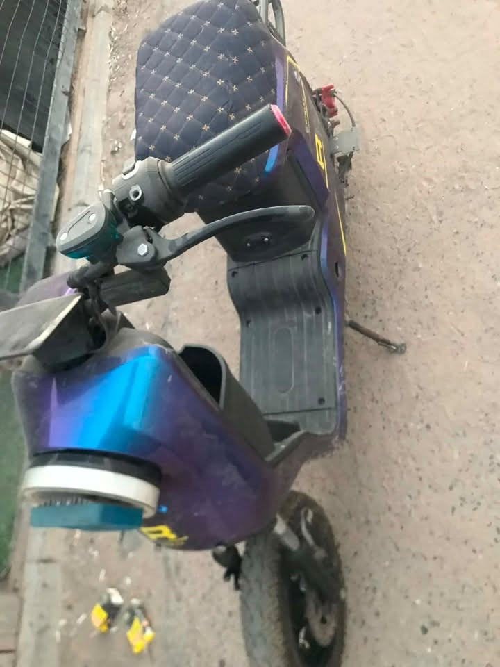 دراجه R9 25 نظافته شوفت عينكم عوزها بس مدگر گدام غراضها موجوده البريك الگدام و الدواسات و المدگر الوره كلهم موجودات  تشتغل بس ماتاخذ شحن  اعتقد بيهه بطاريه خربانة.  تجي تمشي بيهه وتشتغل عل فحص. مكاني خور الزبير   السعر 250   شغالة وعل فحص  
***********

