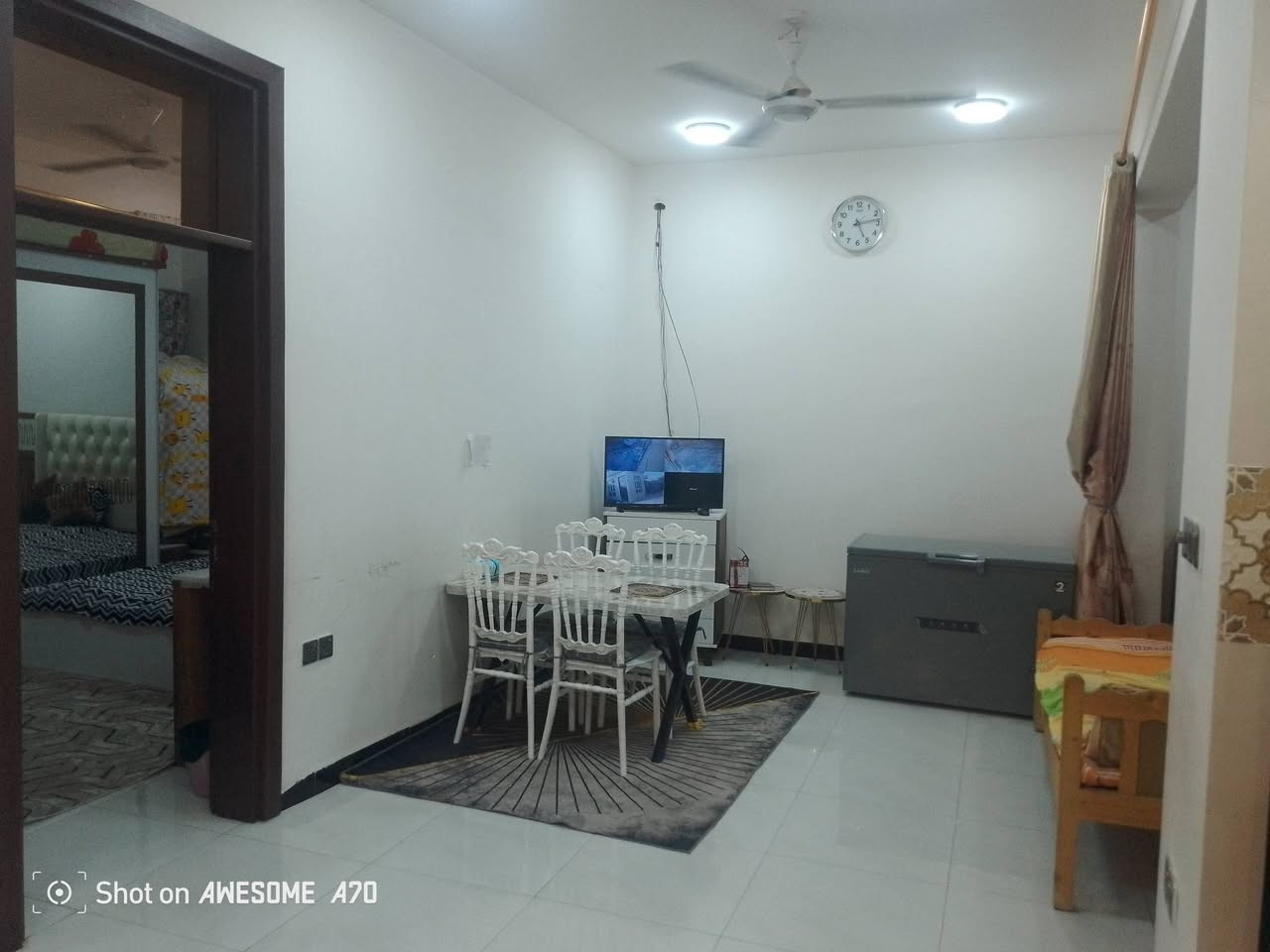 سلام عليكم بيع مستعجل بسعر مناسب بيت 100متر واجه 8×12 7نيسان خلف التربيه لاساسيه بناء حديث صب رفث جص وبورك البيت شغل درجه اولى يتكون ستقبال مطبخ صاله غرفه نوم مجمع صحيات مع صحيات خارجيه المنطقه مخدومه ماء كهرباء مجاي شارع صب كيبل ضوئي ***********
