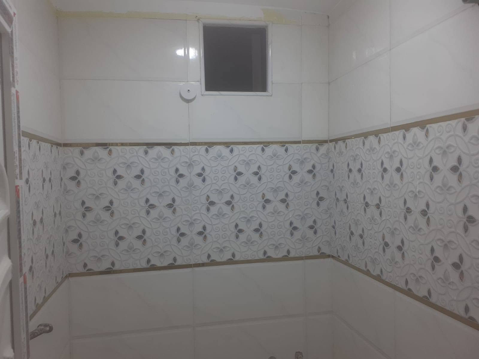 دار للبيع بالنداء شارع قنبر بضهر التجارية شغل هندسي درجة اوله مساحة البيت 100متر طابق واحد سعر 73 مع المجال رقم الهاتف واتساب ***********
