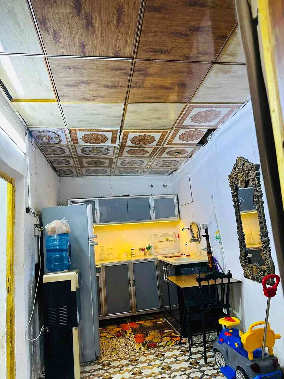 بيت البيع حي الأصدقاء قرب جامع العباس ماعليه أزاله البشاري يجي ويسئل شكد مايريد مرتب على شارع تبليط الجيران ناس طيبين جدا 
يحتوي على 
صاله 
صاله ثانيه مشترك مع مطبخ 
دوانيه أو غرفه ثانيه تصير طارمه حديقه زغيره البيت كله سقف ثانوي وكاشي وسندويچ مساحه ١٠٠متر سبب البيع بناء شراء بيت واسع *********** 
سعر  (11)مليون وبي مجال قليل جدا
