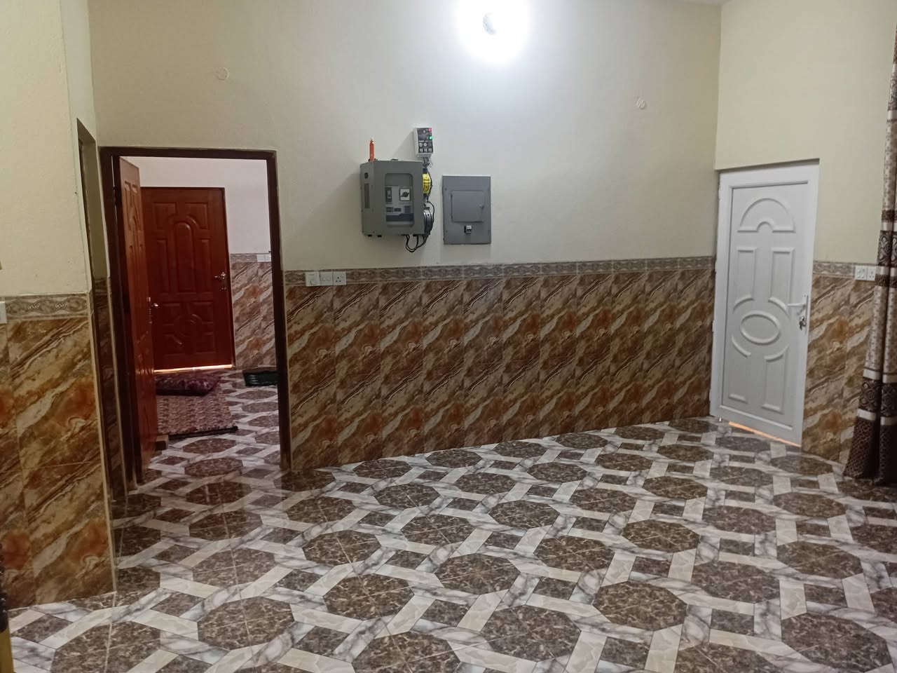 السلام عليكم بيت للبيع المساحه ٢٥٠ يتكون البيت من غرفت نوم ٥×٤+ هول ٤×٤+ استقبال ٦×٤+ مطابخ عدد ٢ + صاله كبيره + صحيات دخليه وخارجيه + حديث + كراج سياره العنوان ديالى بعقوبة قرب جسر خرنابات شتال طابو زراعي سند ٢٥ سعر ٦٥ وبي مجال قليل للستفسار تصال ***********
