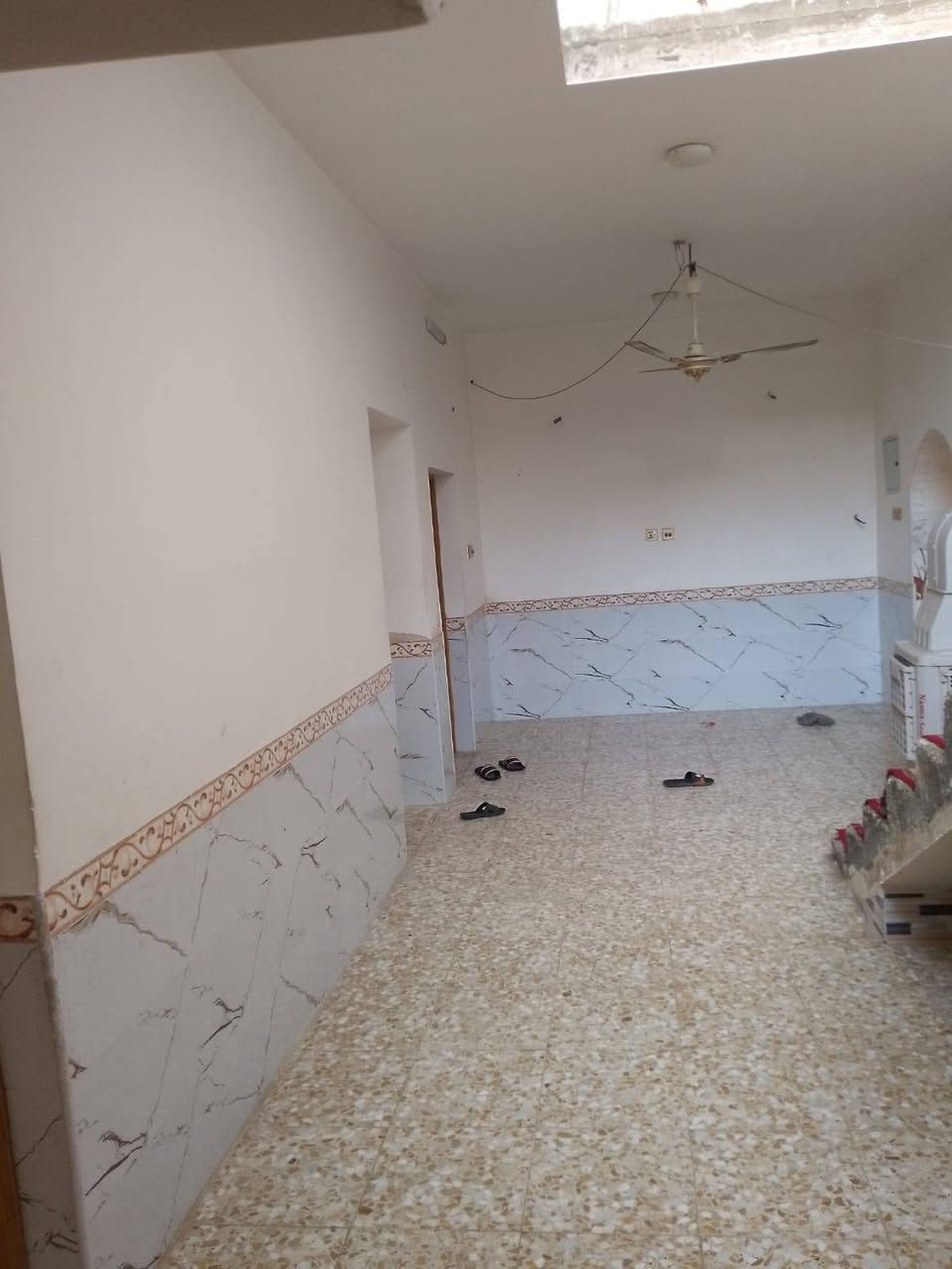 يالله يارزاق 🏣دار رهينه رهينه المده مفتوحه المساحه 300متر مناسب
العنوان كوفه علوت الفحل شارع الفلل قرب صيدليت هند دور

يحتوي ع  عرف عدد 3وصاله ومطبخ حار وبارد وستقبال وتخاريج دخليه وخارجيه وكراج سياره وحديقه

الستفسار تصل *********** وتساب الو خاص
