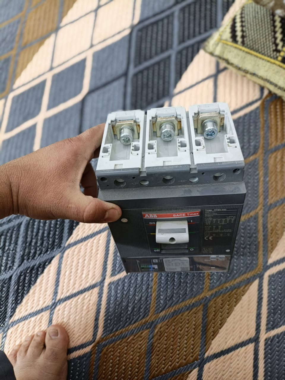 السلام عليكم متوفر قاطع جديد ABB 400A سعر مناسب متوفر كميه توصيل جميع المحافظات ***********
