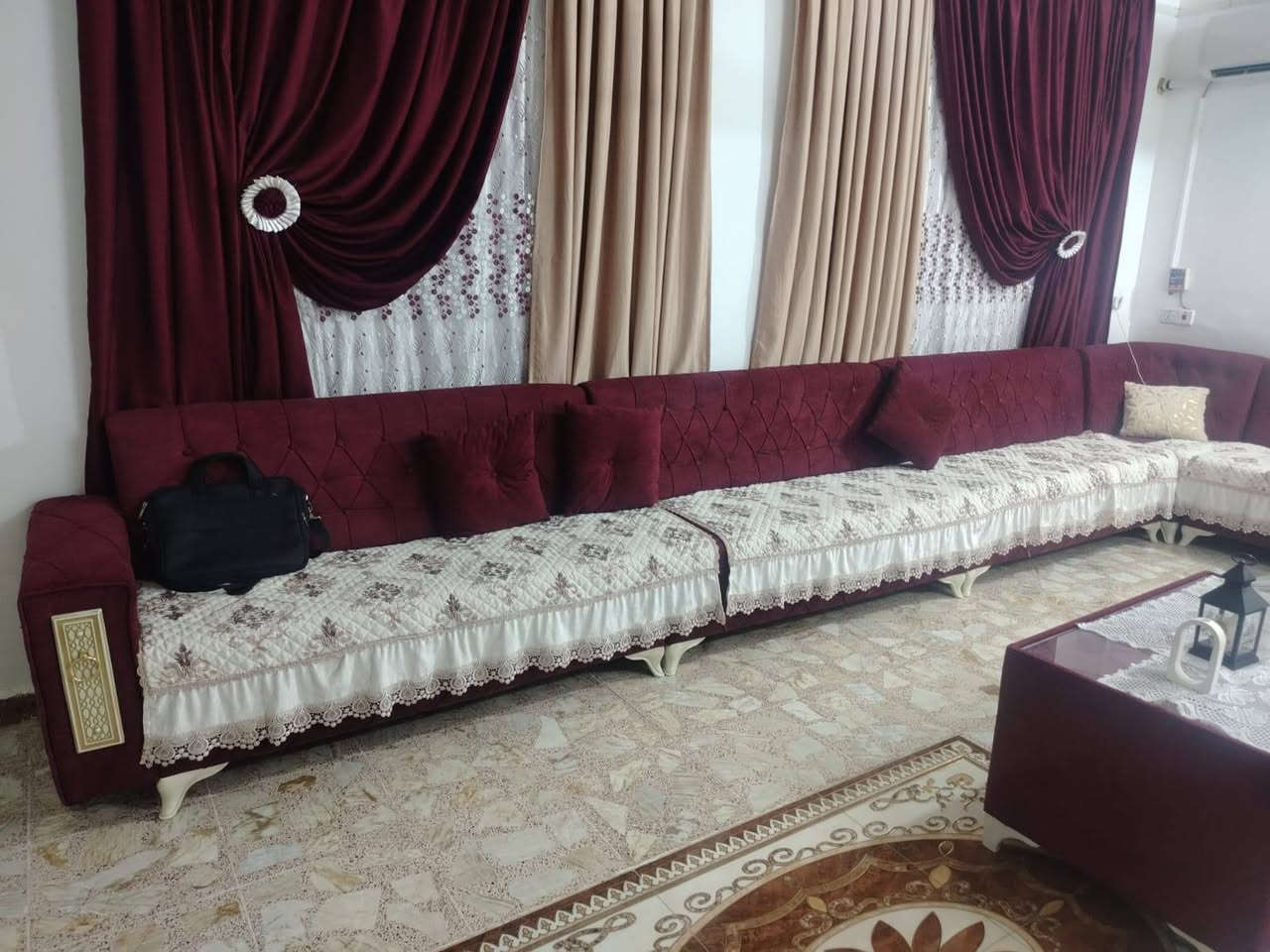 ديوان تفصال طول 14 متر  مع بردات شغل درجة اولى ما بي عيب ولا مكسور سعر 600 وبي مجال مكاني بعقوبة المفرك اتصال على الرقم *********** واتس آب أو تلغرام أو مراسلة الصفحه الحالية
