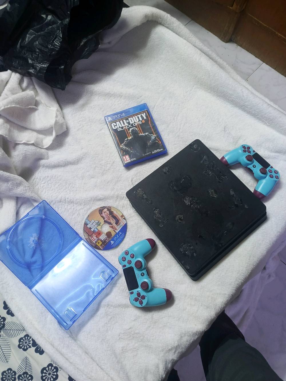 🔥🎮 عرض قوي للبيع — PS4 Slim كامل وياه ملحقاته! 🎮🔥

للبيع PS4 Slim بحالة زينة وشغال بدون مشاكل، جاهز للعب مباشرة 💯

📦 يجي وياه:
🎮 الجهاز PS4 Slim
🎮 3 جوستيك — واحد أصلي + اثنين تجاري
💿 GTA V
💿 Call of Duty: Black Ops III

🔥 يعني كلشي موجود حتى تلعب أنت وربعك مباشرة، خصوصًا ألعاب الـMultiplayer 🎮

✅ الجهاز شغال تمام
✅ 3 جوستيك
✅ لعبتين على أقراص
✅ مناسب للبيت واللعب الجماعي

💰 السعر:[350الف📍 

المكان: [ا البصرة]

📩 للجادين مراسلة خاص، والبيع حسب الاتفاق.