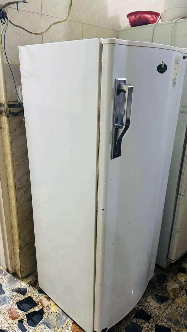 ثلاجة للبيع كريازي ثلج ب200
وثلاجة اسواق ب225

***********
