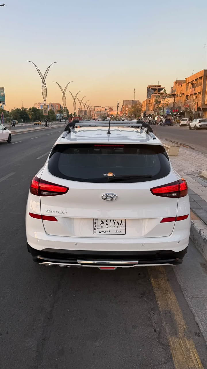 توكسان 2019 خليجي فول مواصفات ماعدا البنورما
السيارة ماشية 123 الف
محرك السيارة 4 سلندر 2000
سيارة كلين بدون ضرر 
الكشنات جلد
المقاعد الامامية  تحكم كهرباء 
السيارة بصمة 
بصمات بالابواب
شاشة لمس
كامرة خلفية
سعره 185 ورقة وبيه مجال

الاستفسار ***********
