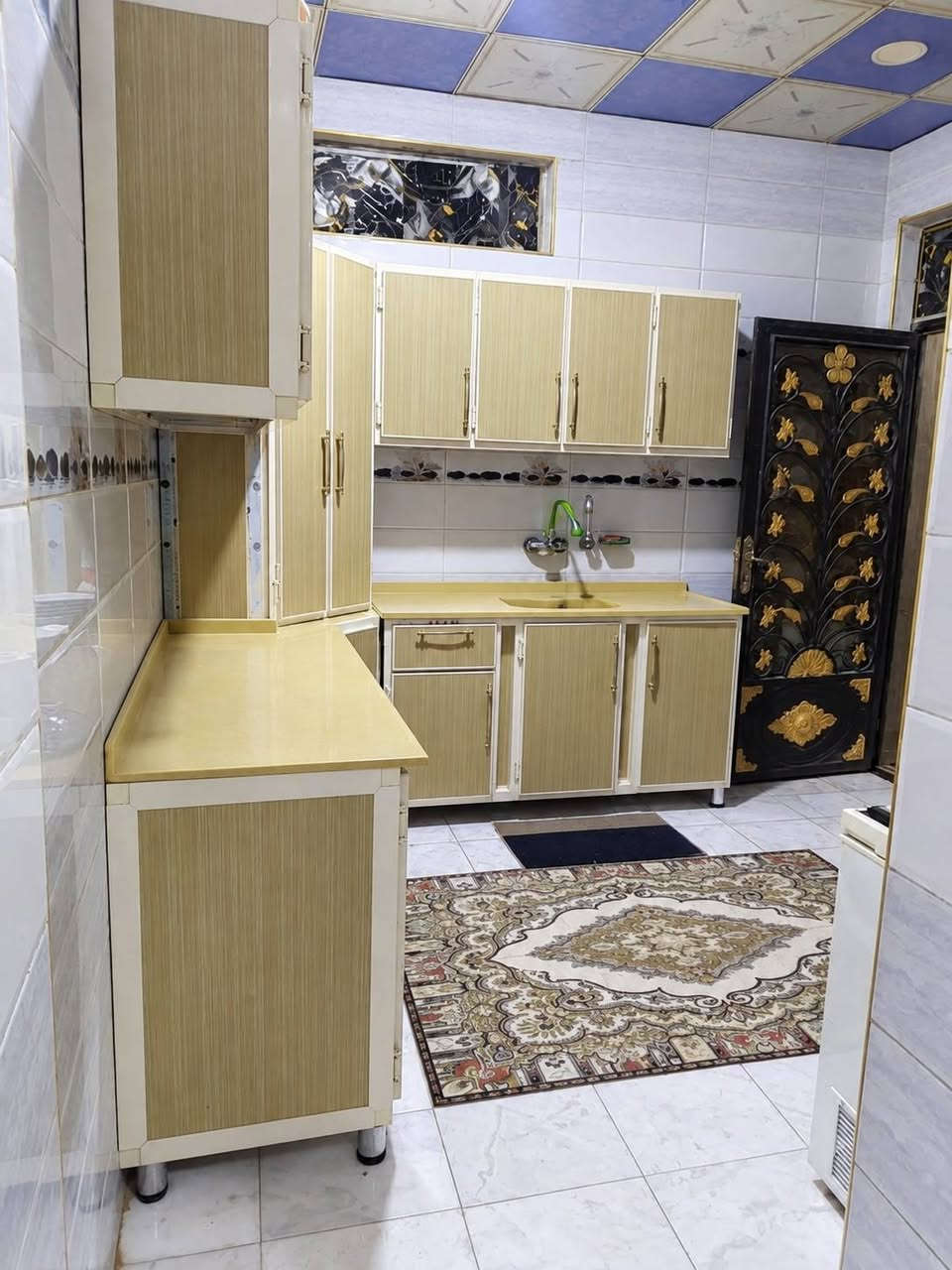 بيت للبيع 100 متر ركن ثالث بيت عن شارع 60 ابو الكيات 
العنوان حي النداء 
يتكون من الطابق الأرضي
استقبال -صالة - مطبخ - صحيات 
الطابق الثاني 
غرفتين + غرفة سويت + صالة 
الطابق الثالث
سطح 
السعر 160
للاستفسار ***********
