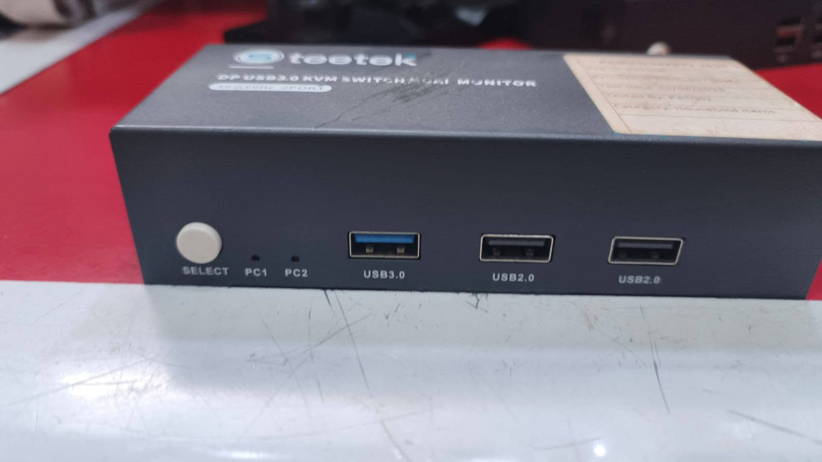 أجهزة KVM Switch جديد امزون لربط حاسوبين بشاشتين (مع ضمان التجربة)
الوصف

السلام عليكم ورحمة الله و
متوفر أجهزة KVM Switch أصلية بحالة ممتازة وجديدة (امزون) تتيح لك ربط حاسوبين بشاشتين مع كيبورد وماوس واحد والتنقل بين الحاسوبين بضغطة زر واحدة.
 الأجهزة المتوفرة ومواصفاتها:
1️⃣ جهاز PWAY (موديل HDMI):
المنافذ: منافذ HDMI بدقة تصل إلى 4K.  
الوظيفة: ربط حاسوبين بشاشتين مع منافذ USB للماوس والكيبورد.  
التغذية: يعمل بكابل Micro-USB عادي (5V).  
2️⃣ جهاز Steetek (موديل DisplayPort):
المنافذ: منافذ DisplayPort عالية السرعة بدقة 4K @ 60Hz.  
الوظيفة: ربط حاسوبين بشاشتين ومزود بمنافذ USB 3.0 سريعة نقل البيانات.  
التغذية: يعمل بكابل Micro-USB عادي (5V).  

السعر (٣٠ الف) للقطعة وانطيك وياهن ١٠ كيبلات نقل ديسبلاي بورت وhdmi وكوابل طابعة وغيرهن بس يجن بدون كيبل تشغيل

