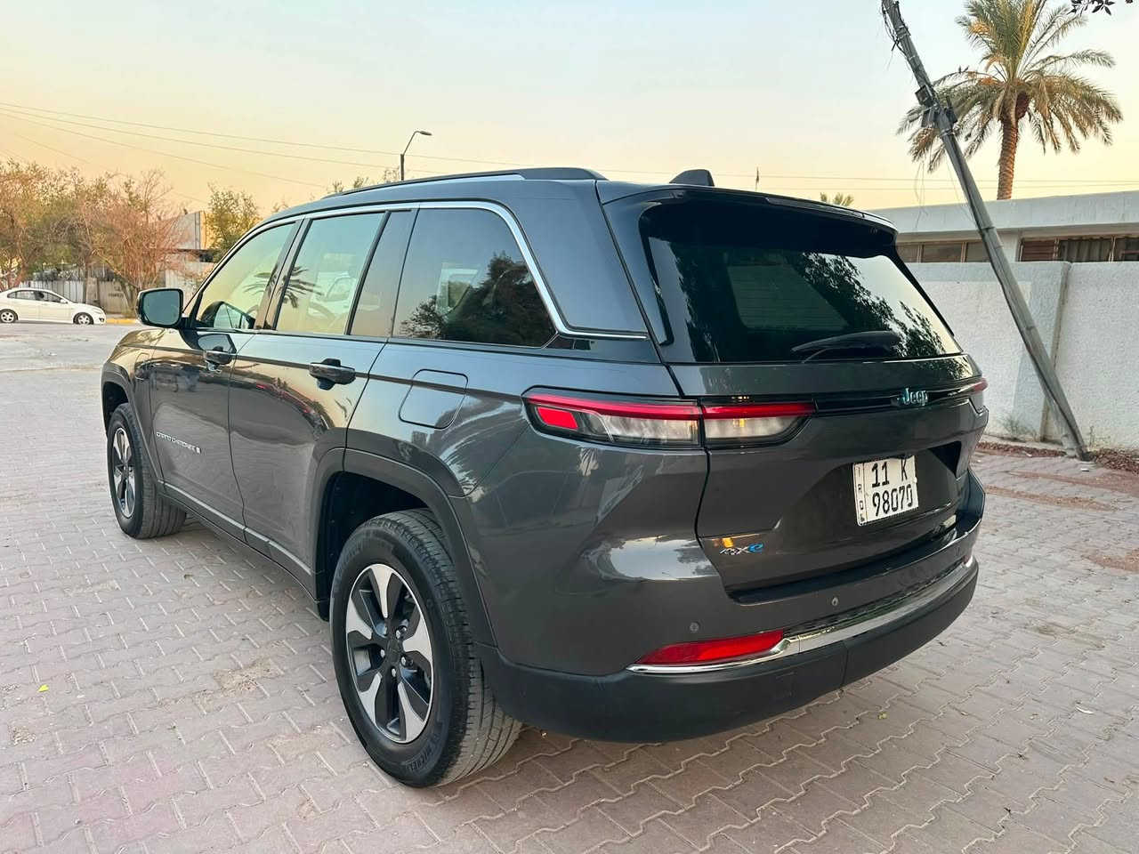 Jeep Grand Cherokee 4x4 موديل 2024. 
(كهرباء+هايبرد+بانزين) فول

* 2.0 Turbo + Plug + Hybrid
* ضرر بسيط جدا
* ماشيه 53 ميل
* دفع رباعي 4×4 ونظام ثبات المسار
* كير أوتوماتيك 8 سرعات ورادارات تفاعليه
* بطارية 17 kWh
* 1C4RJYB60RC710256 رقم الشاصي
* تمشيك كهربائي قرابة 40 كم
* فتحة بانوراما
* جلد فاخر وماسحات زجاج امامي حساسه للمطر
* وسائد وايرباكات امامي وجانبي وخلفي
* مقاعد أمامية كهربائية، وتدفئة
* شفتات ستيرن وكير ماوس وويل كروم
* شاشة وسطية كبيرة وتطعيمات دشبول خشب فاخر
* شاشه دشبول (3شاشات)
* عدادات رقمية ورادارات ونظام المنحدرات
* كاميرات ومزايا أمان متقدمة
* نظام صوت فاخر شركة ILPNE
*  كشنات ذاكره + بانوراما
* 5 راكب

السيارة موصفاتها متخلص، جديده مابيها نقص، سياره اني مستوردها على ايدي، ضررها بسيط جدا (مقدمه البنيد والجاملغ فقط) ومرفق صور الحادث
سبير بلادي منازل

وايرباكات كلها سليمه

عنواني: بغداد - الكرخ - اليرموك - الاربع شوارع
رقم الهاتف: ***********
