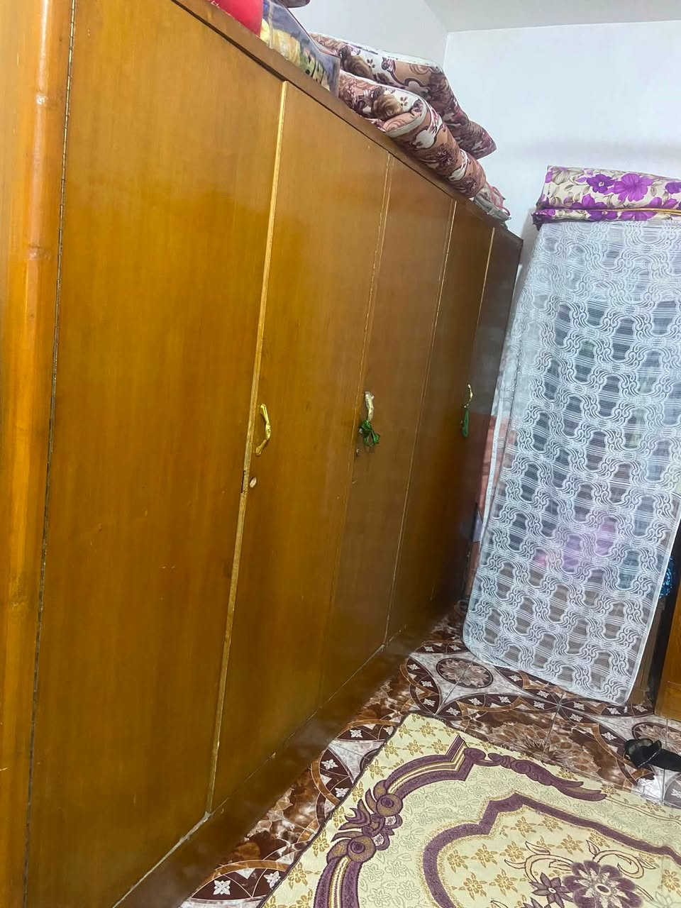 يوجد كنتور ابو 5 بيبان   مع ميز مع زوايه  السعر خاص  أو الاتصال ***********  علما ان السعر مناسب جدا  المكان  بالمركز. نادر الثانيه
