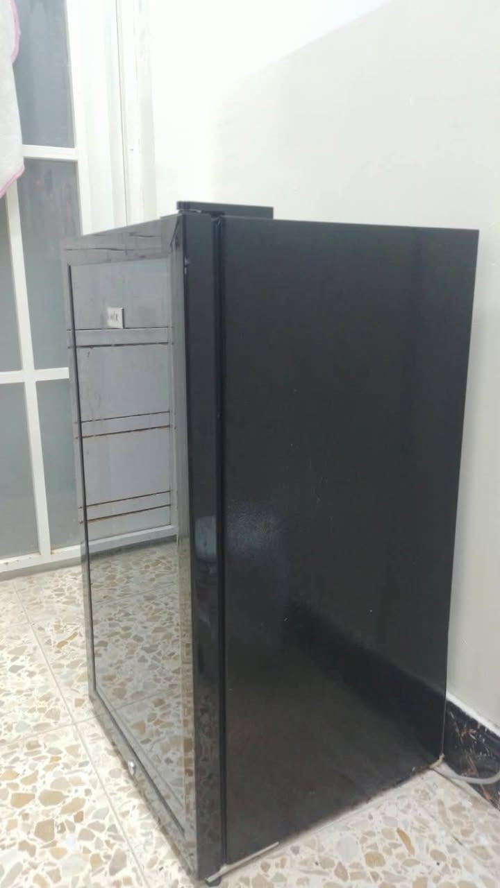 السلام عليكم ثلاجة حلوه واصليه مستعمله شوي كلش نضيفه العنوان ميسان  سعر على هاذه رقم ***********
